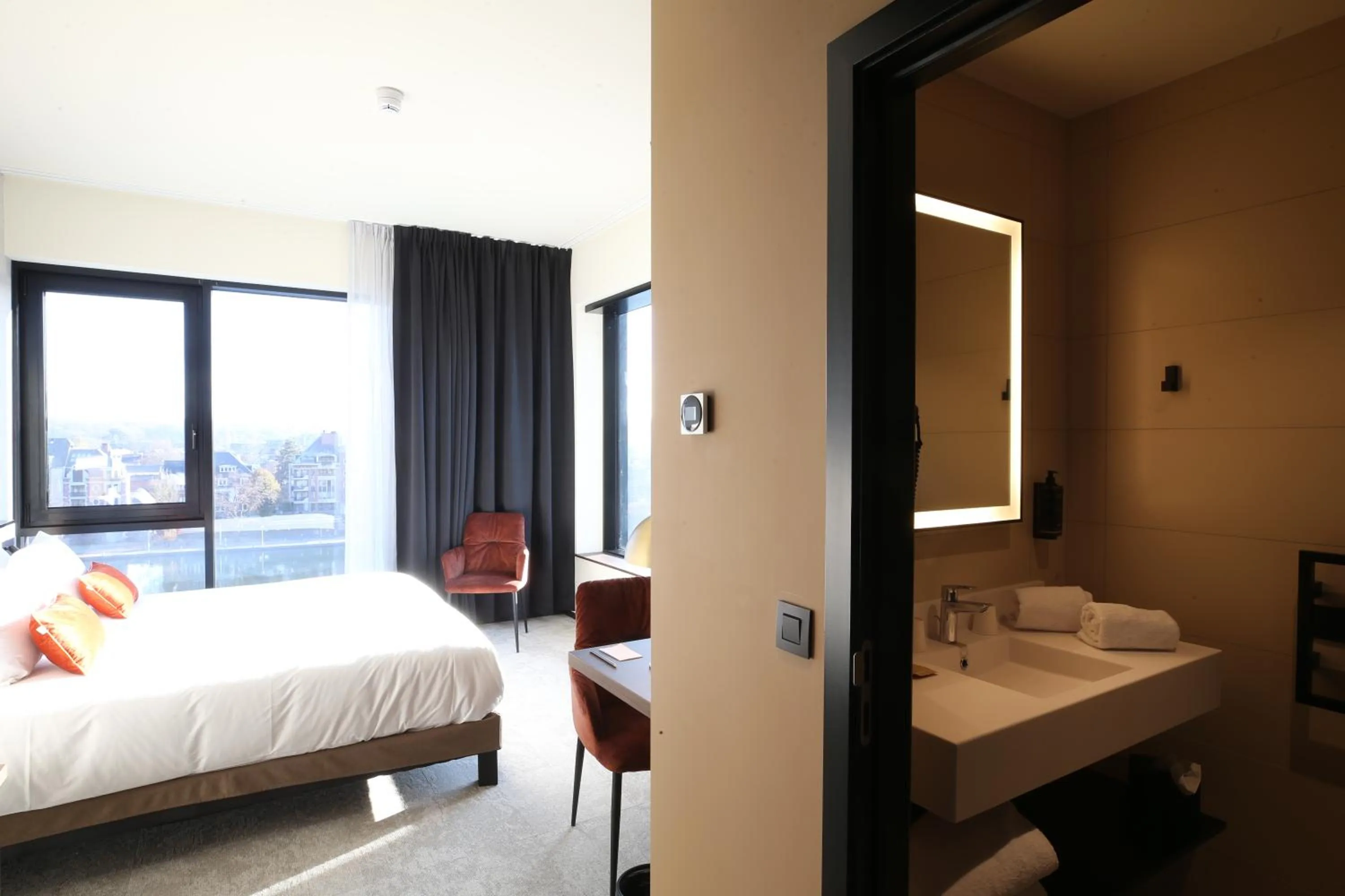 Bedroom, Bed in Mercure Namur Hotel