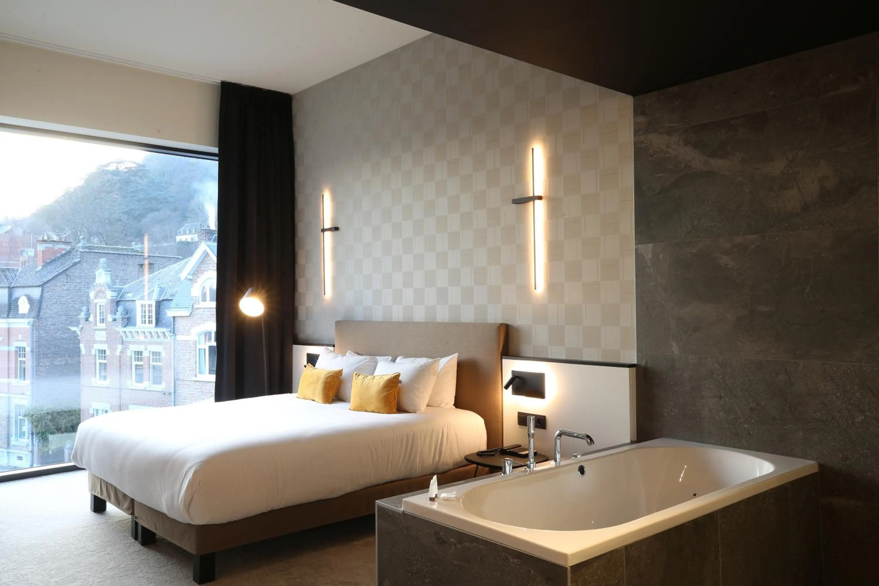 Bedroom, Bed in Mercure Namur Hotel