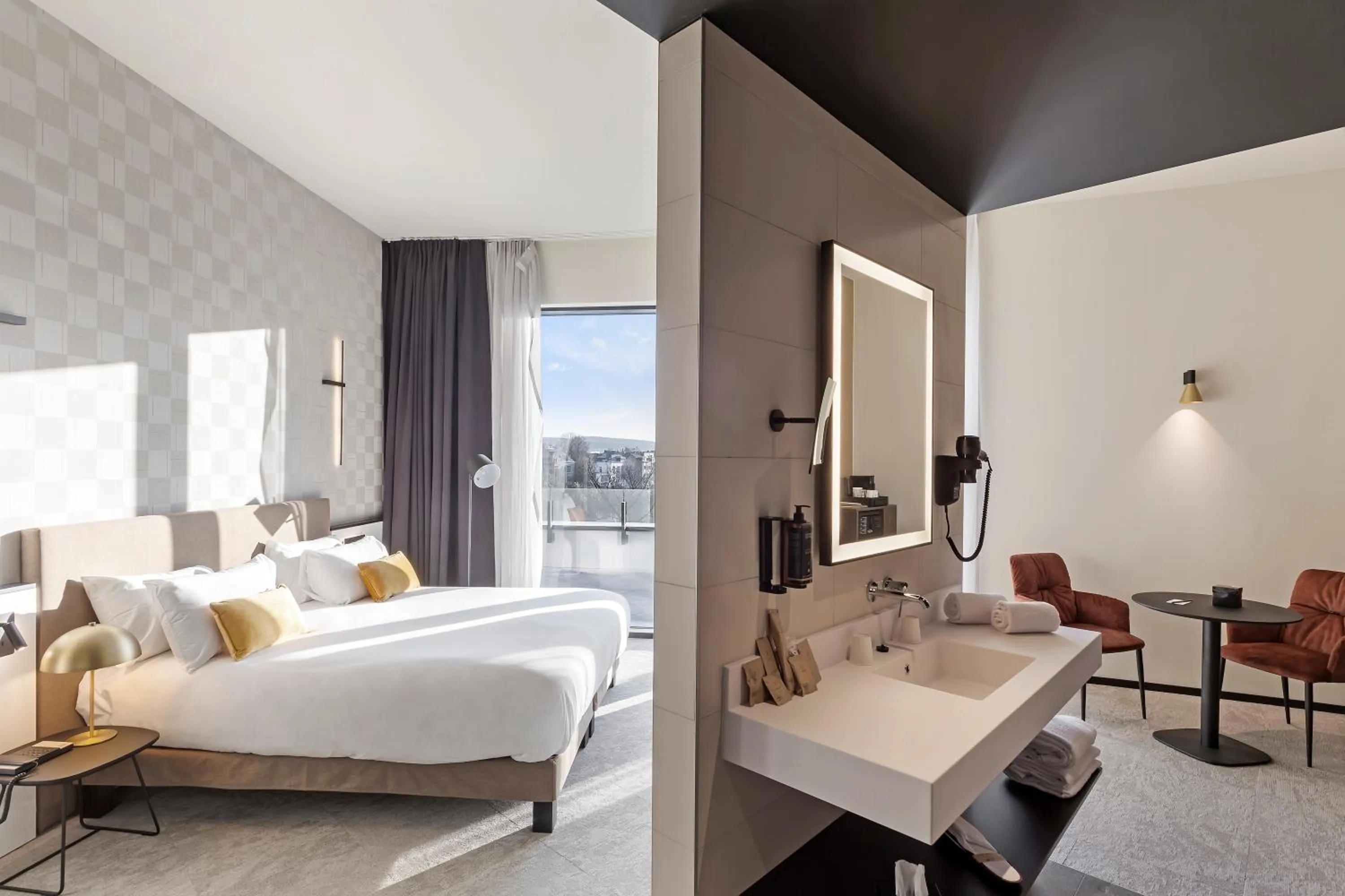 Bedroom, Bed in Mercure Namur Hotel