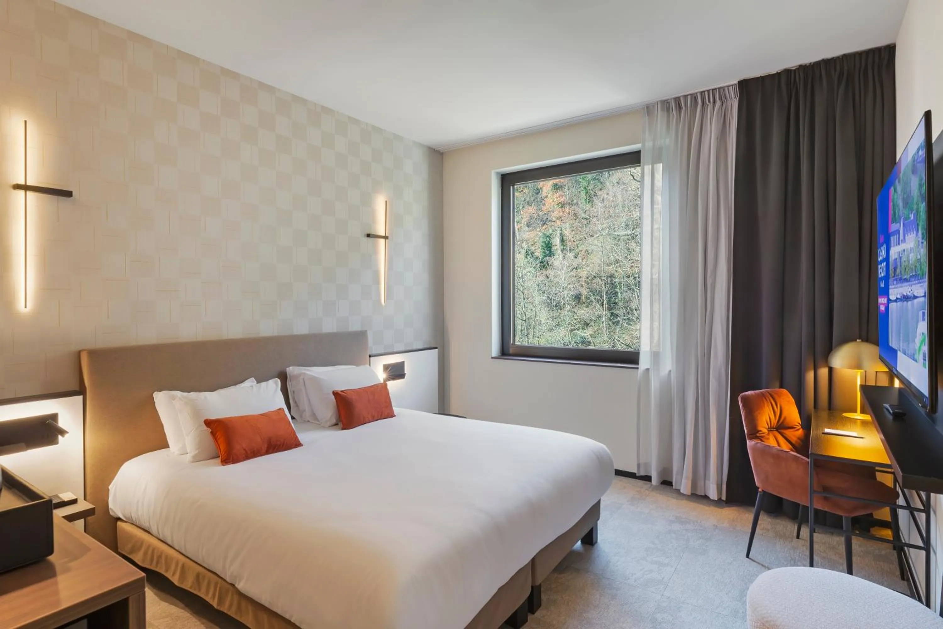 Bedroom, Bed in Mercure Namur Hotel