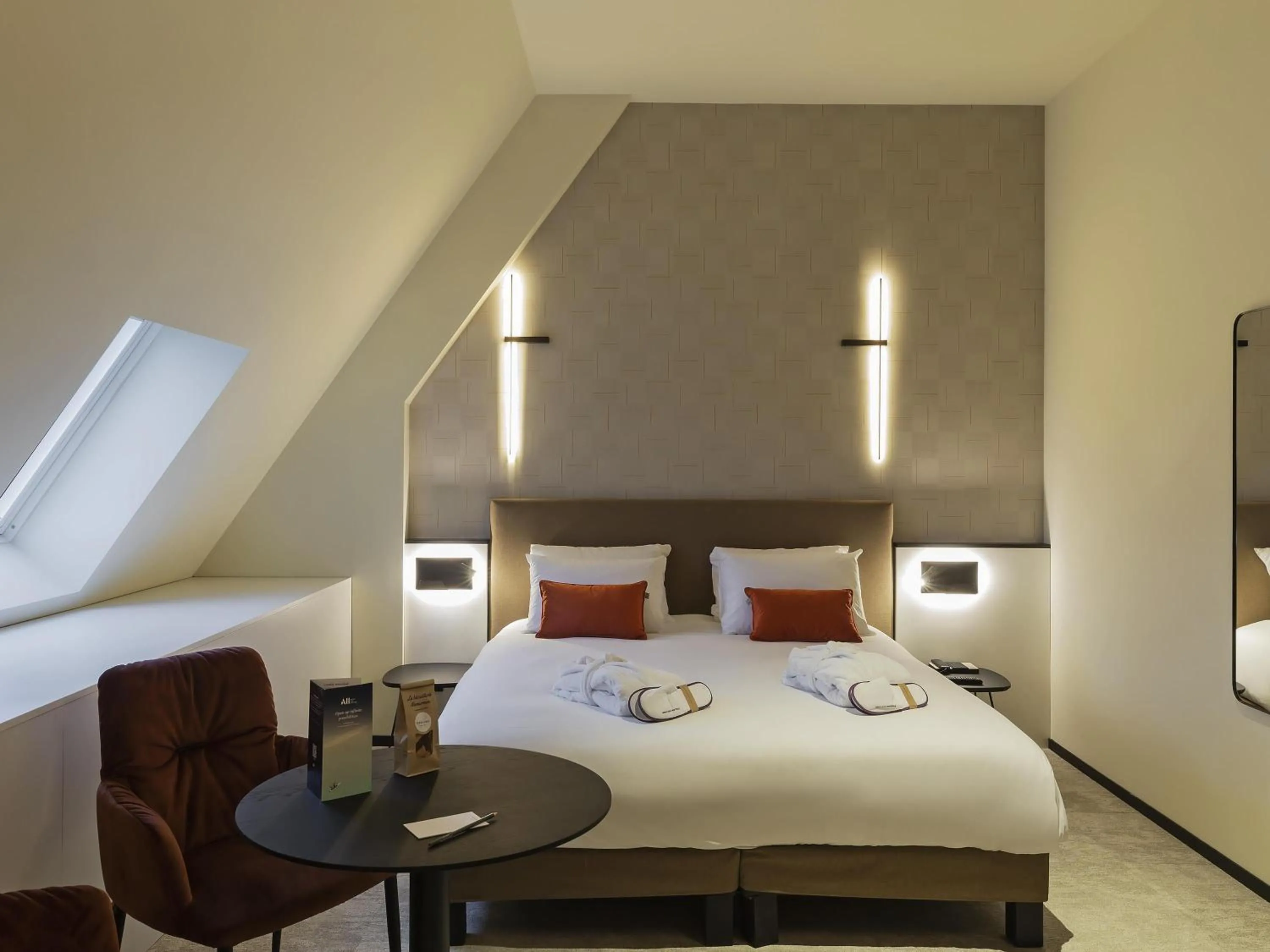 Bedroom, Bed in Mercure Namur Hotel