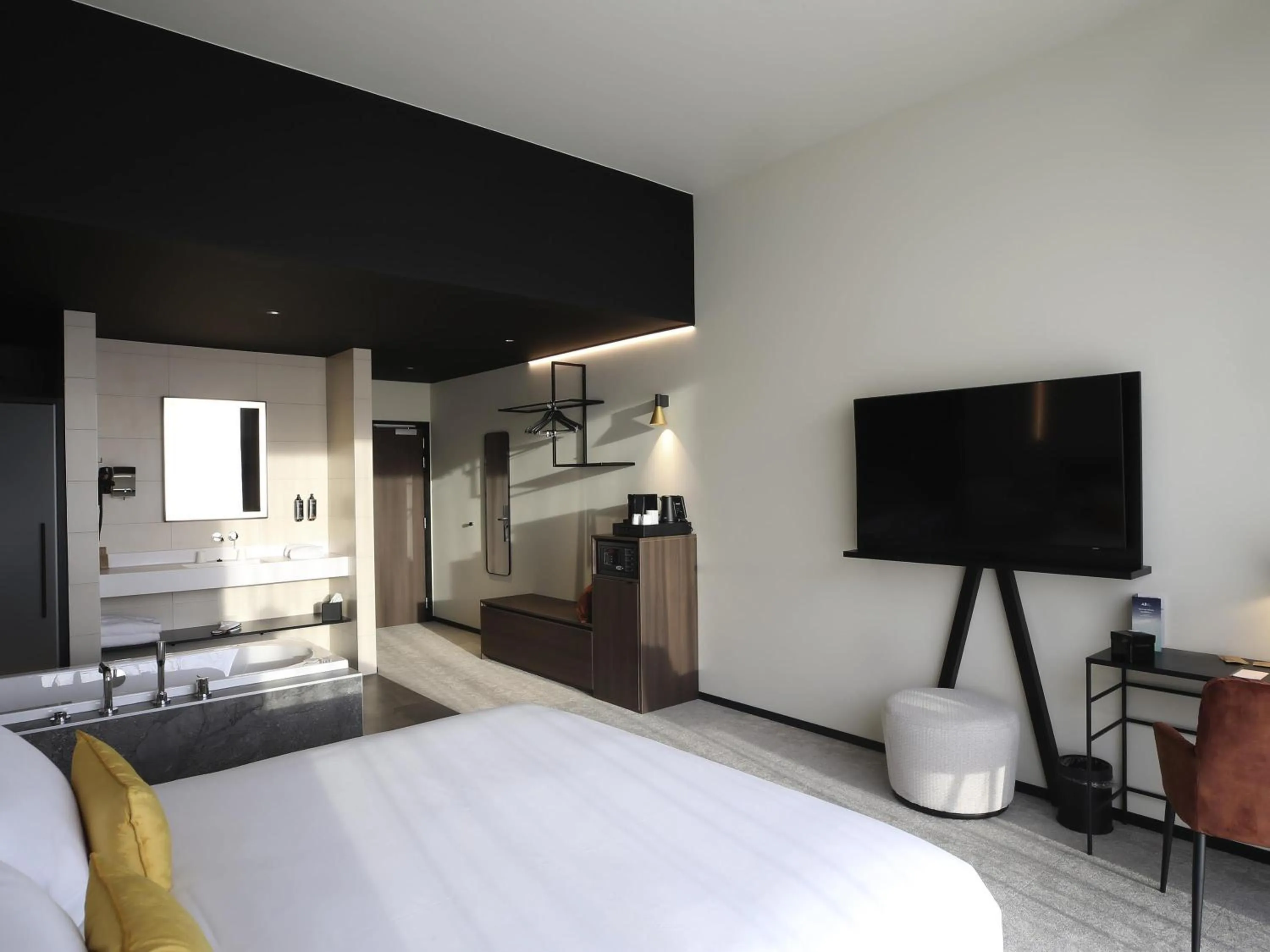 Bedroom, Bed in Mercure Namur Hotel