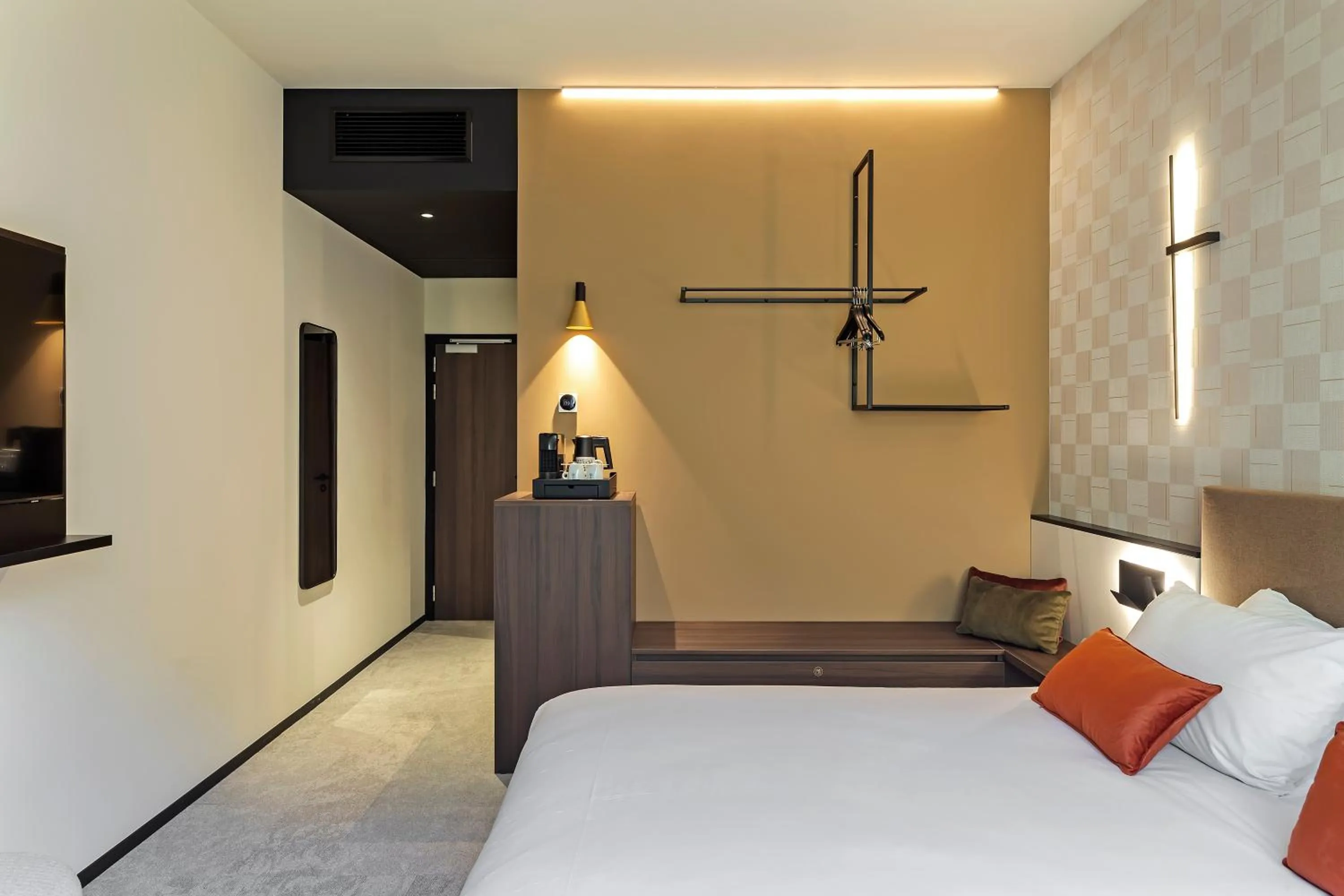 Coffee/tea facilities, Bed in Mercure Namur Hotel