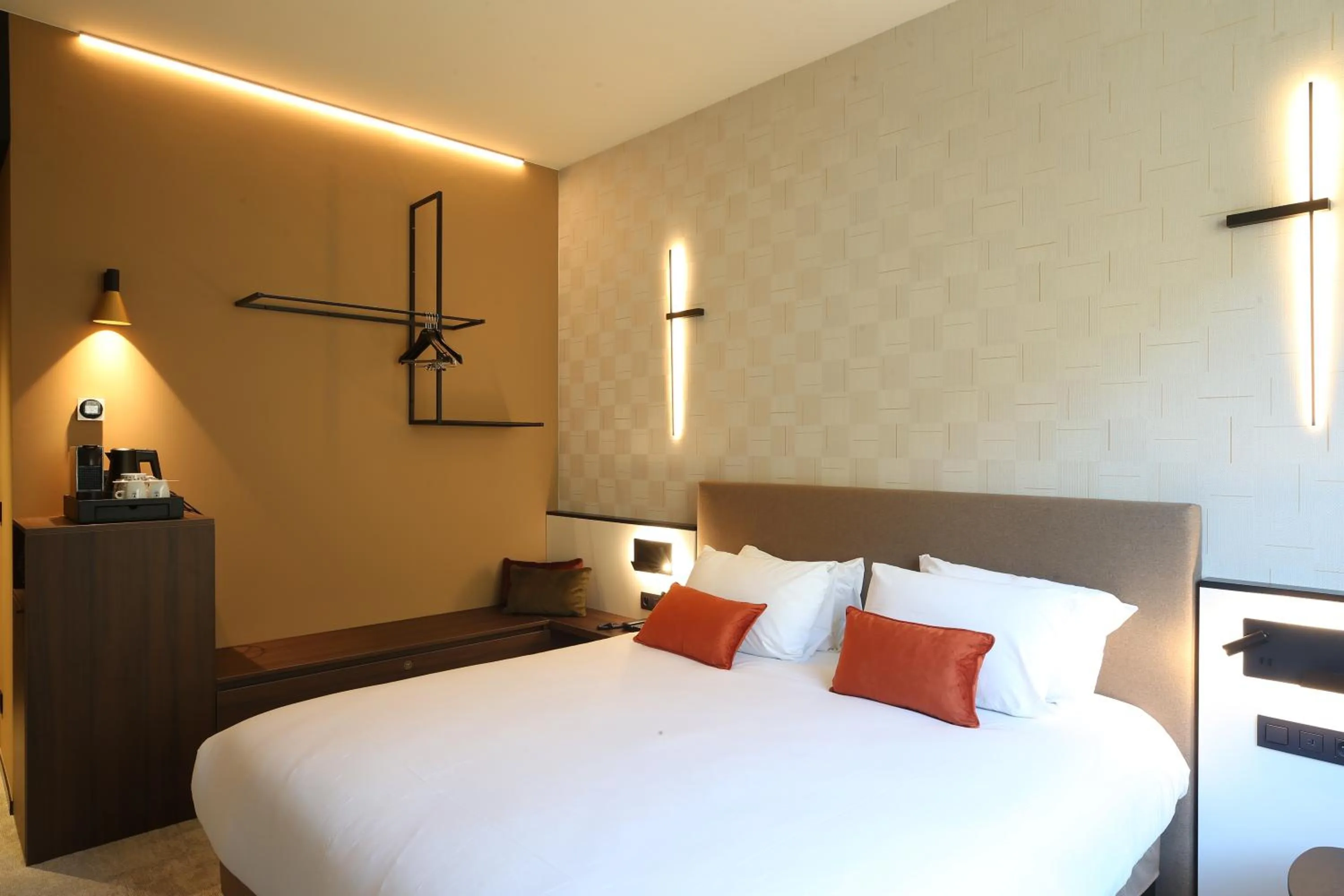 Bedroom, Bed in Mercure Namur Hotel