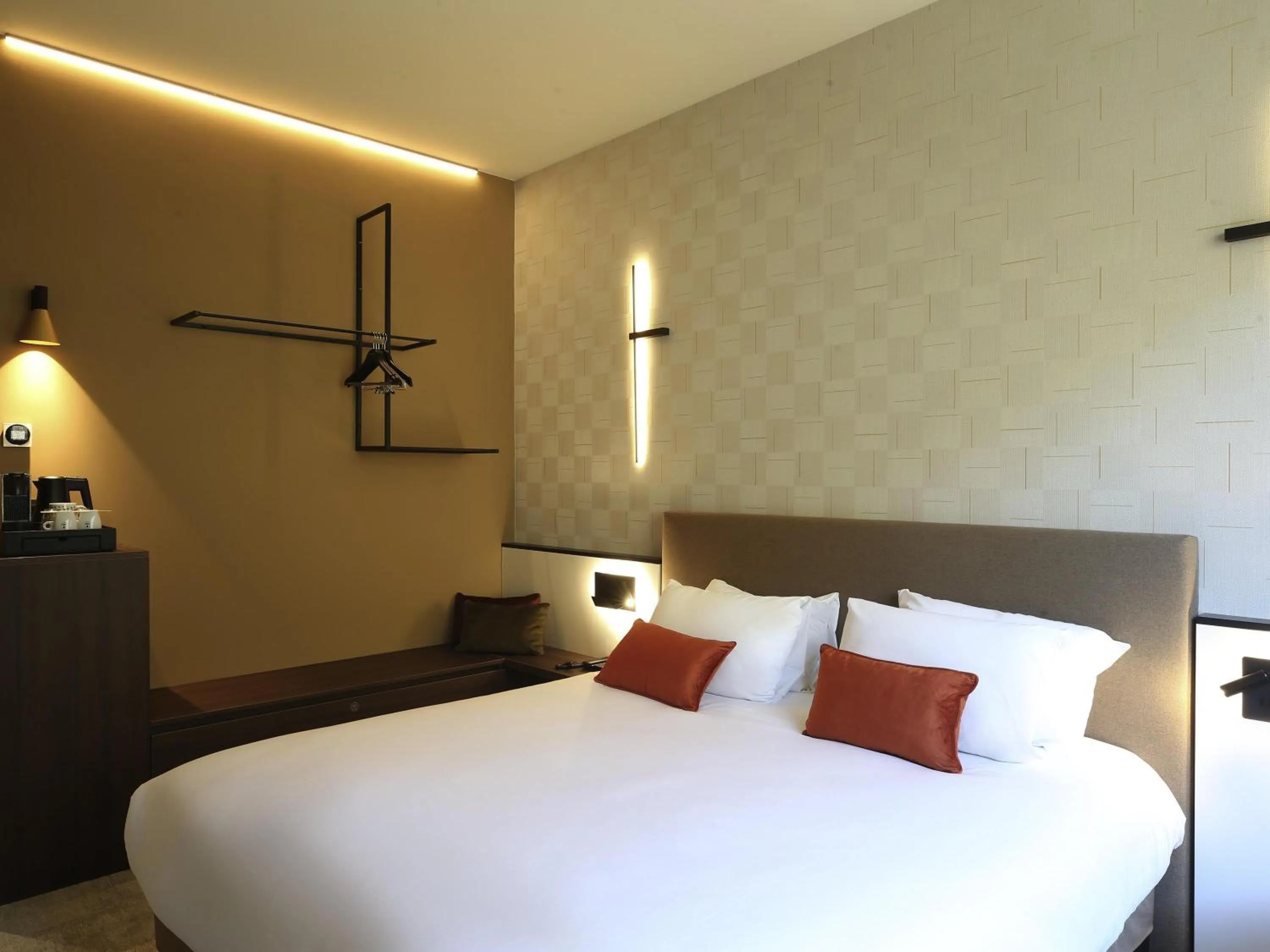 Bedroom, Bed in Mercure Namur Hotel