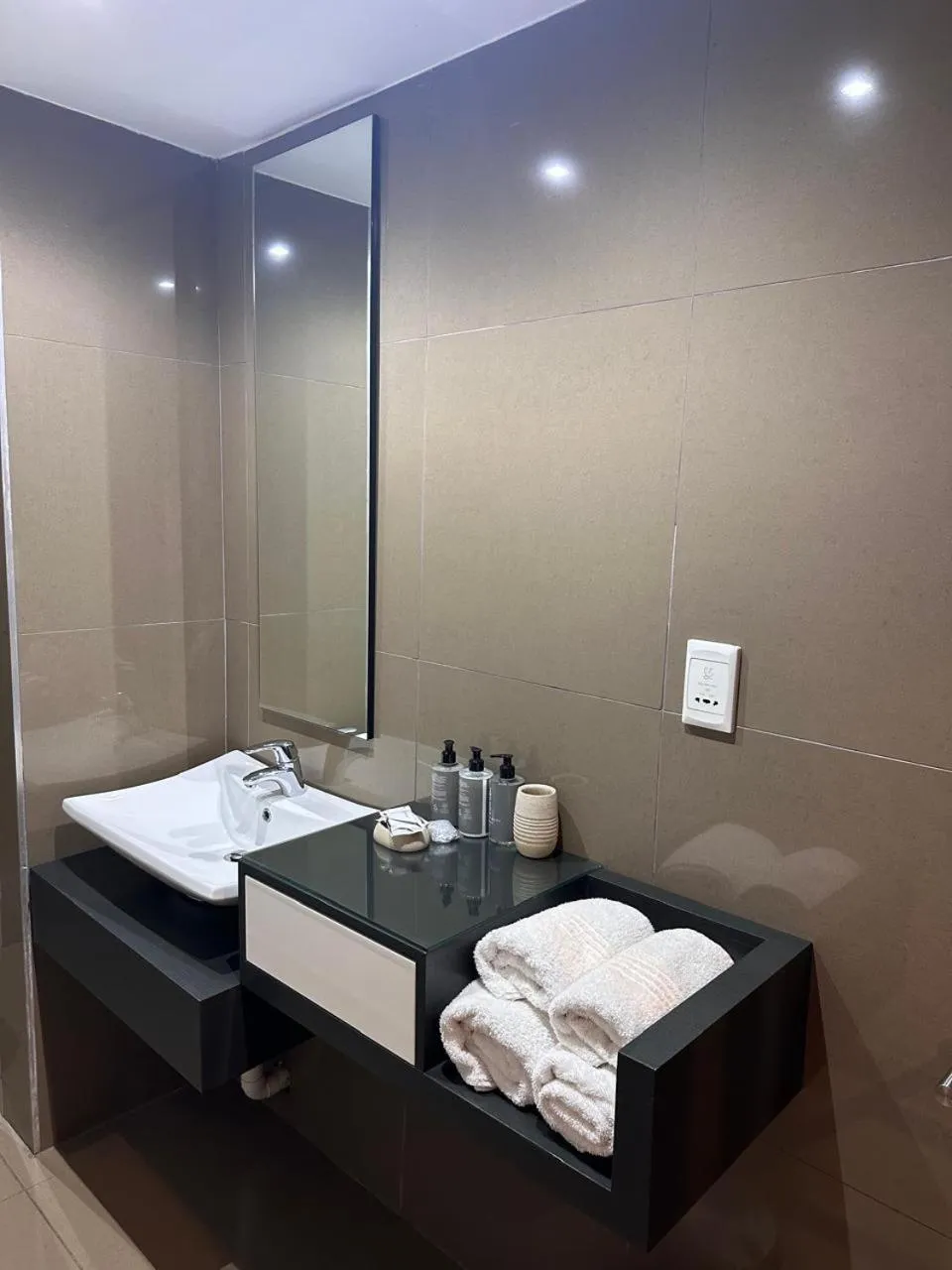 Bathroom, Bed in The Lakes Boutique Lodge