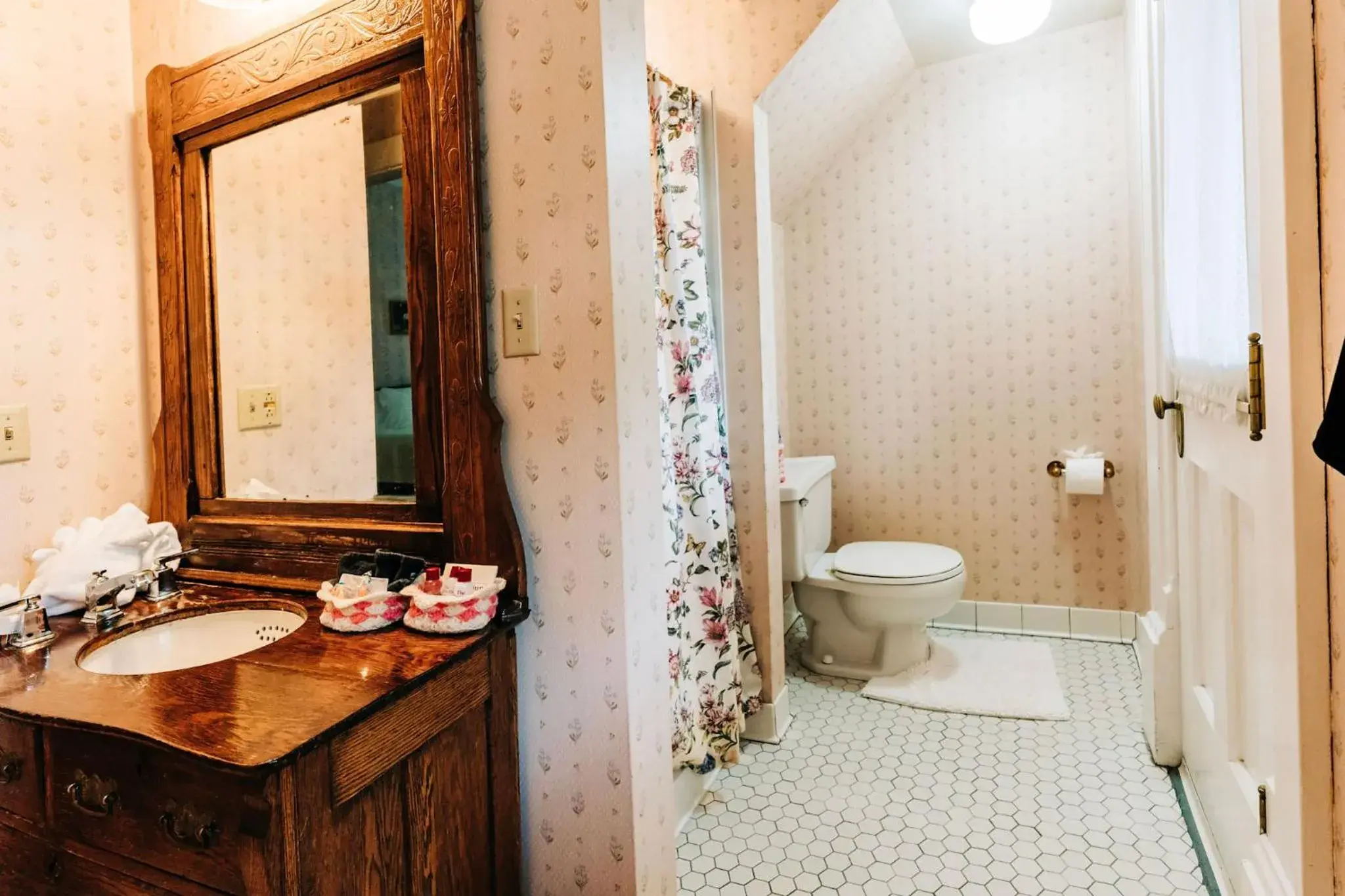 King Suite in Mercersburg Inn King Suite in Mercersburg Inn