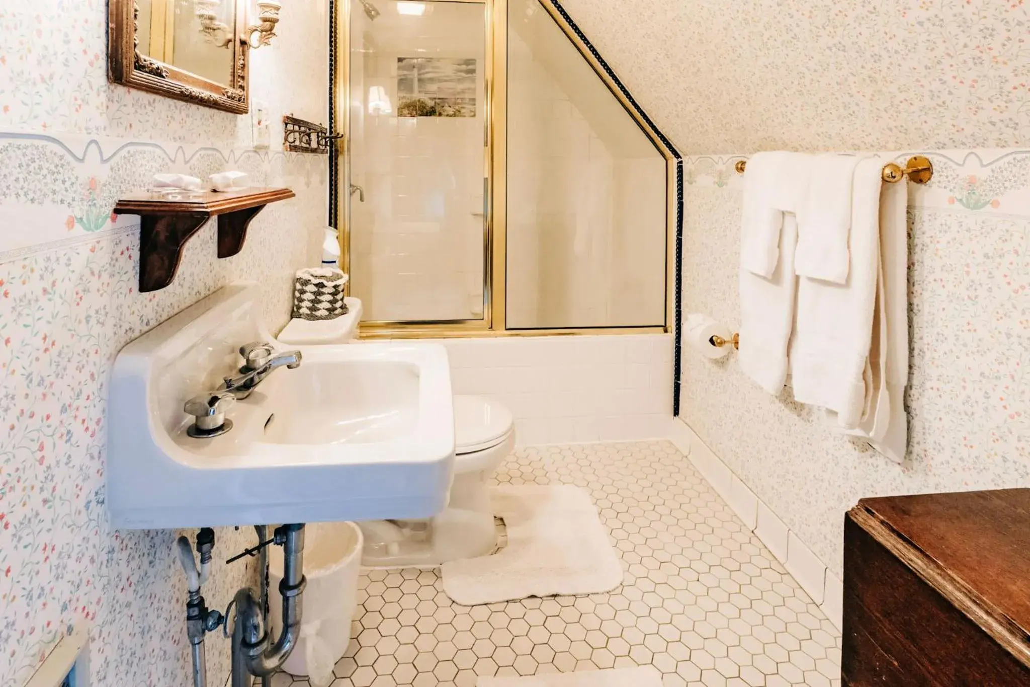 Queen Suite in Mercersburg Inn Queen Suite in Mercersburg Inn