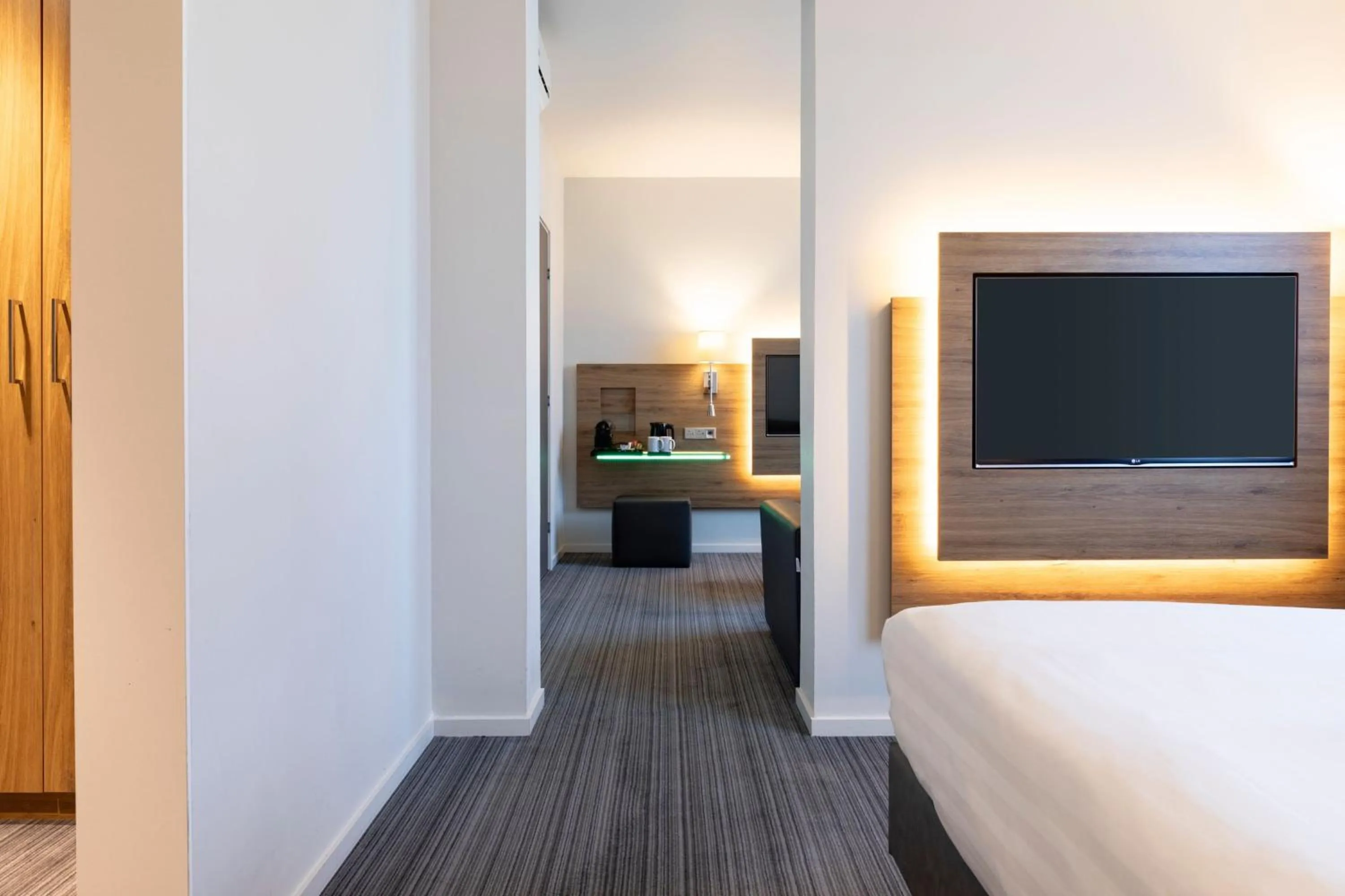 Bedroom, Bed in Moxy Aberdeen Airport