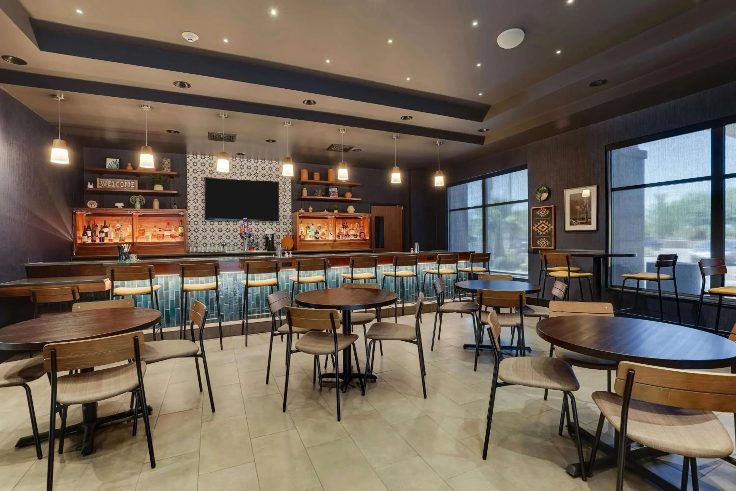 Lounge or bar in Drury Inn & Suites Phoenix Chandler Fashion Center Lounge or bar in Drury Inn & Suites Phoenix Chandler Fashion Center