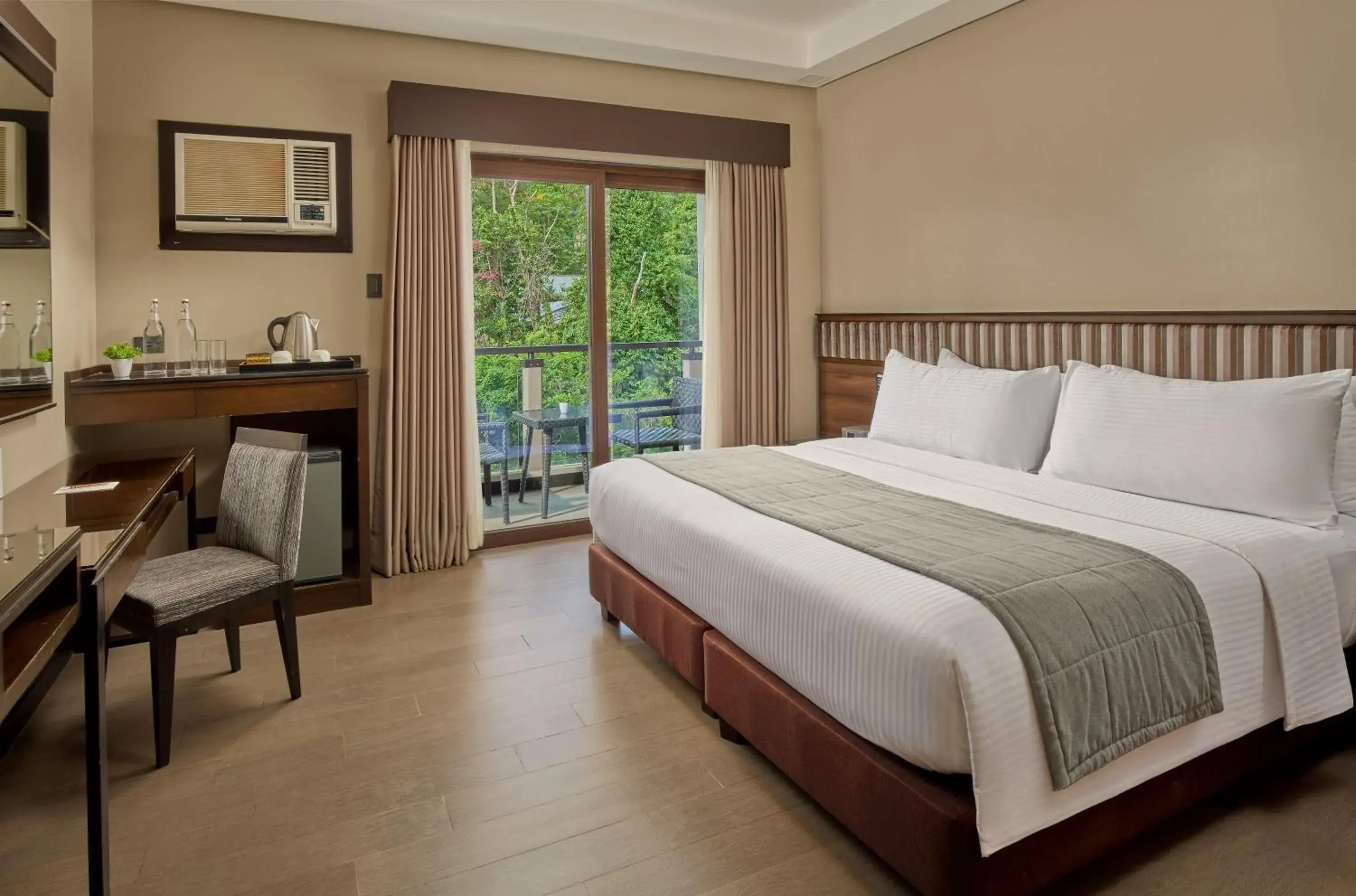 Bed in Two Seasons Coron Bayside Hotel Bed in Two Seasons Coron Bayside Hotel