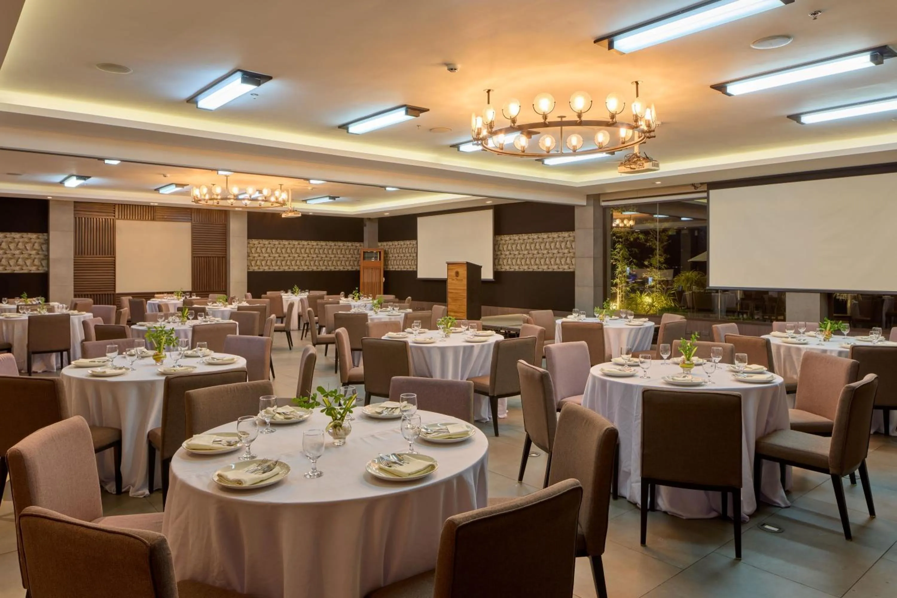 Banquet/Function facilities in Two Seasons Coron Bayside Hotel