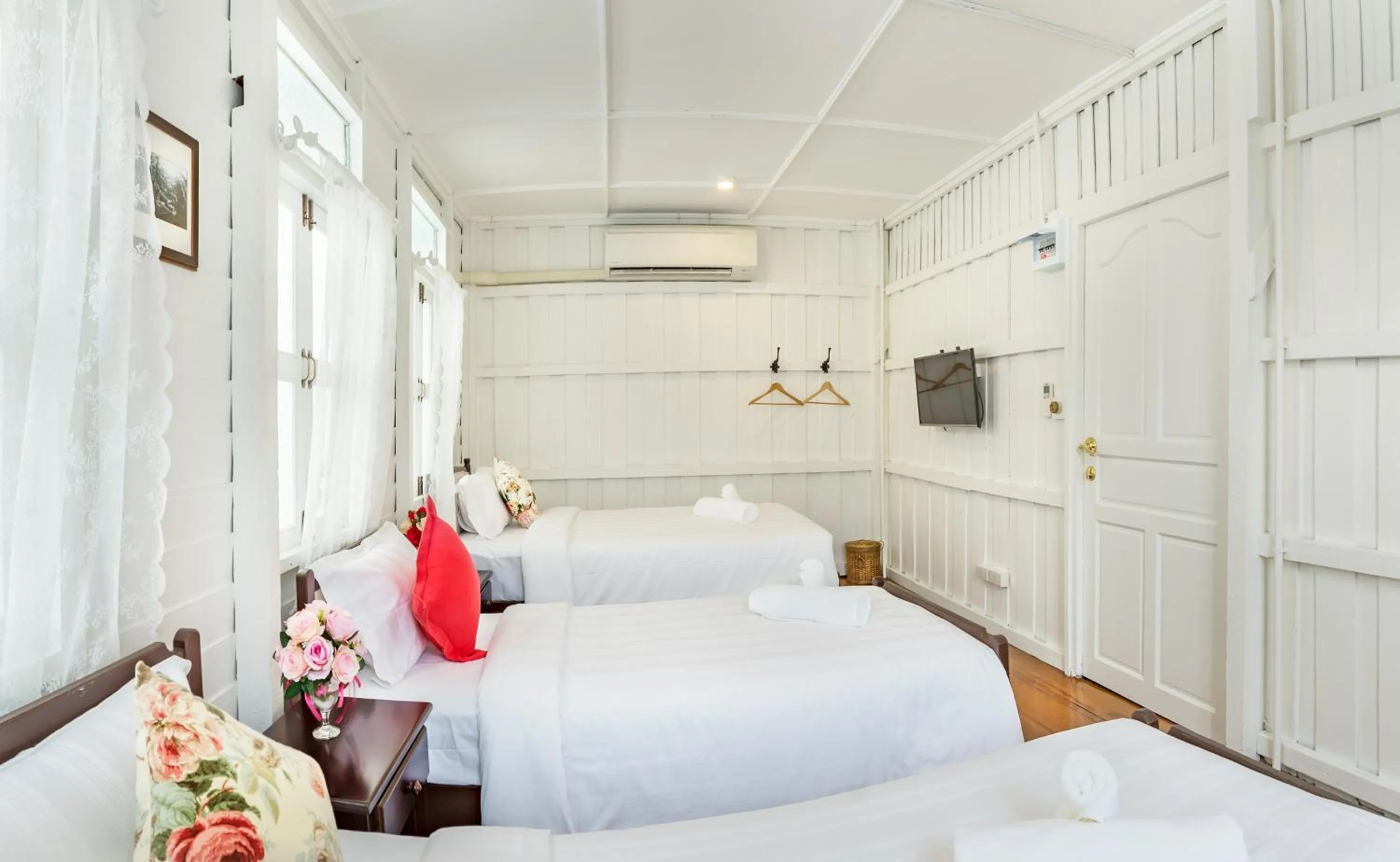 Photo of the whole room, Bed in Baankachitpan Bangkok Hotel