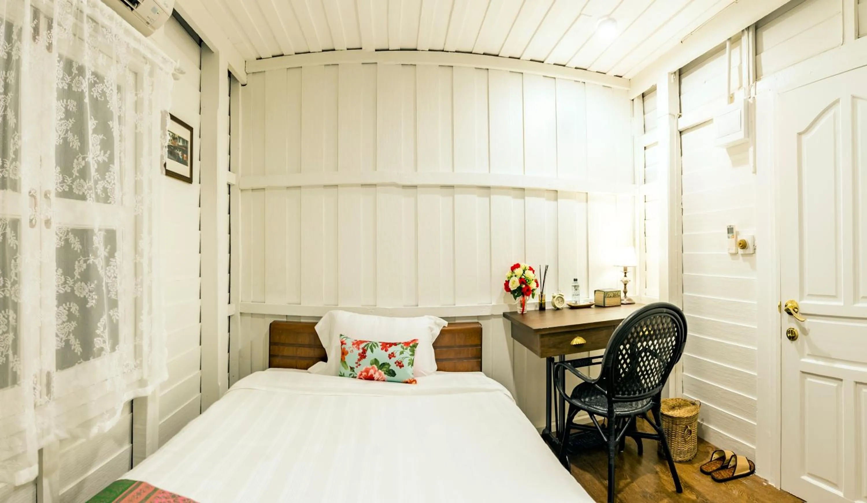 Photo of the whole room, Bed in Baankachitpan Bangkok Hotel