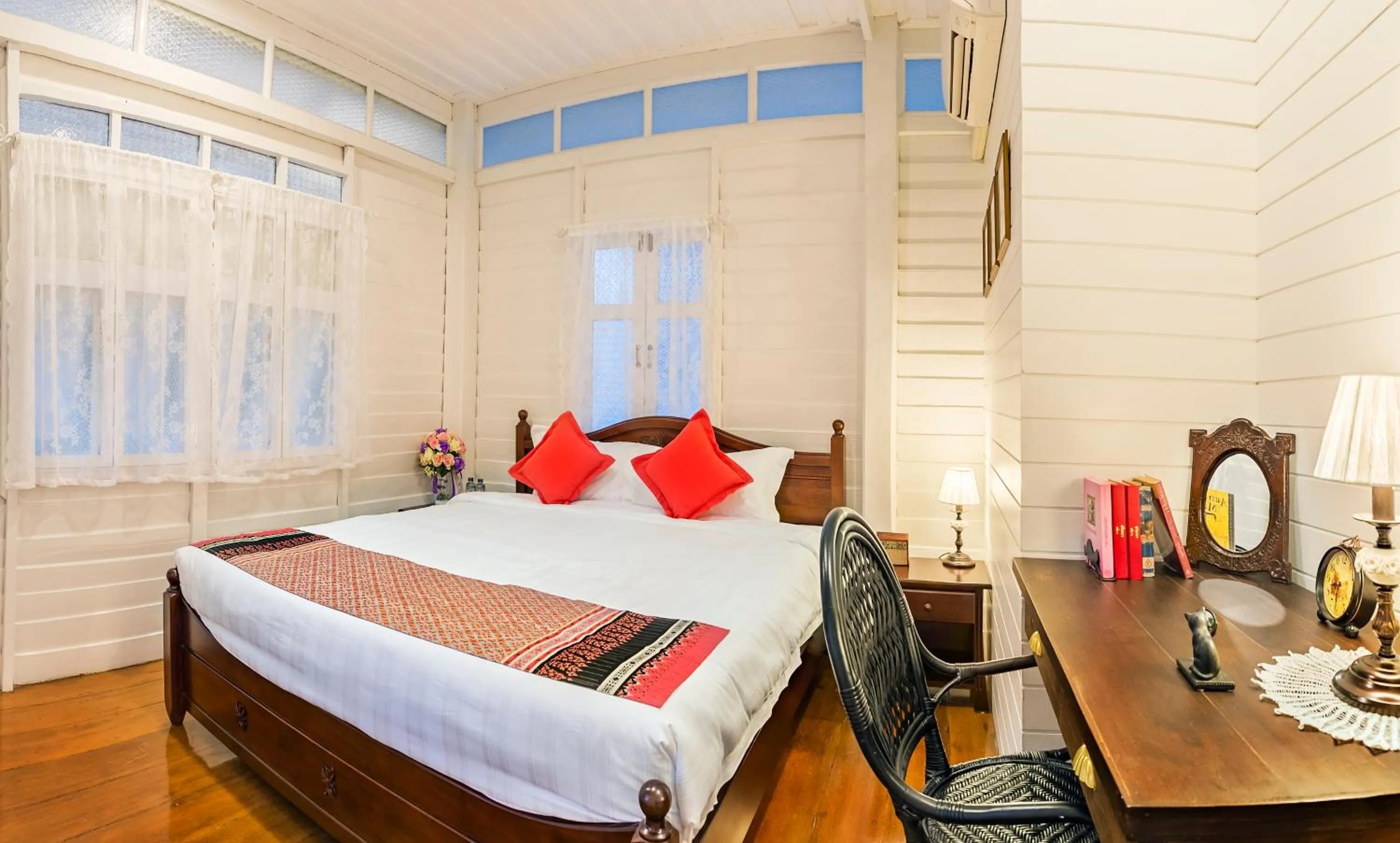 Photo of the whole room, Bed in Baankachitpan Bangkok Hotel