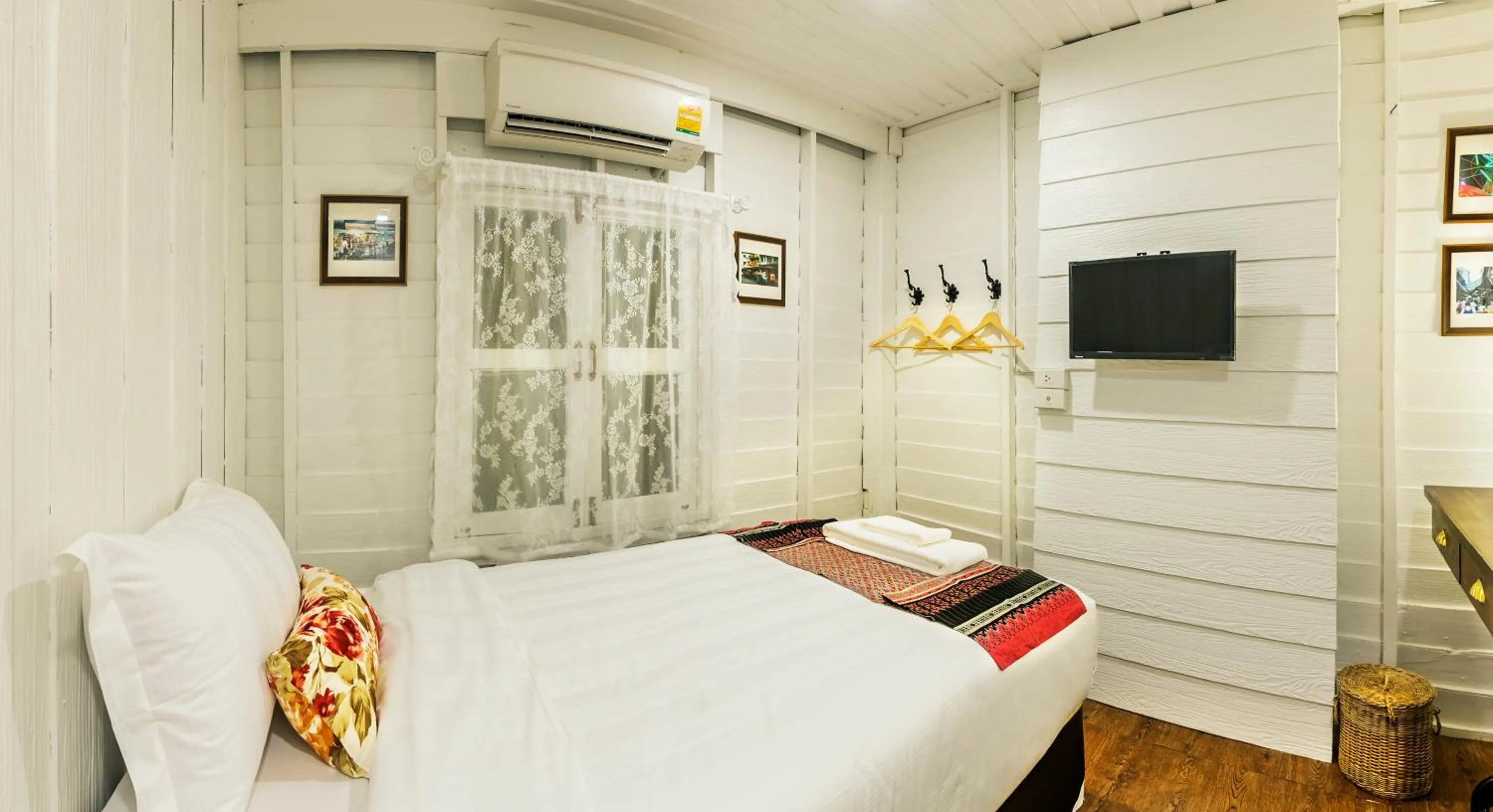 Photo of the whole room, Bed in Baankachitpan Bangkok Hotel