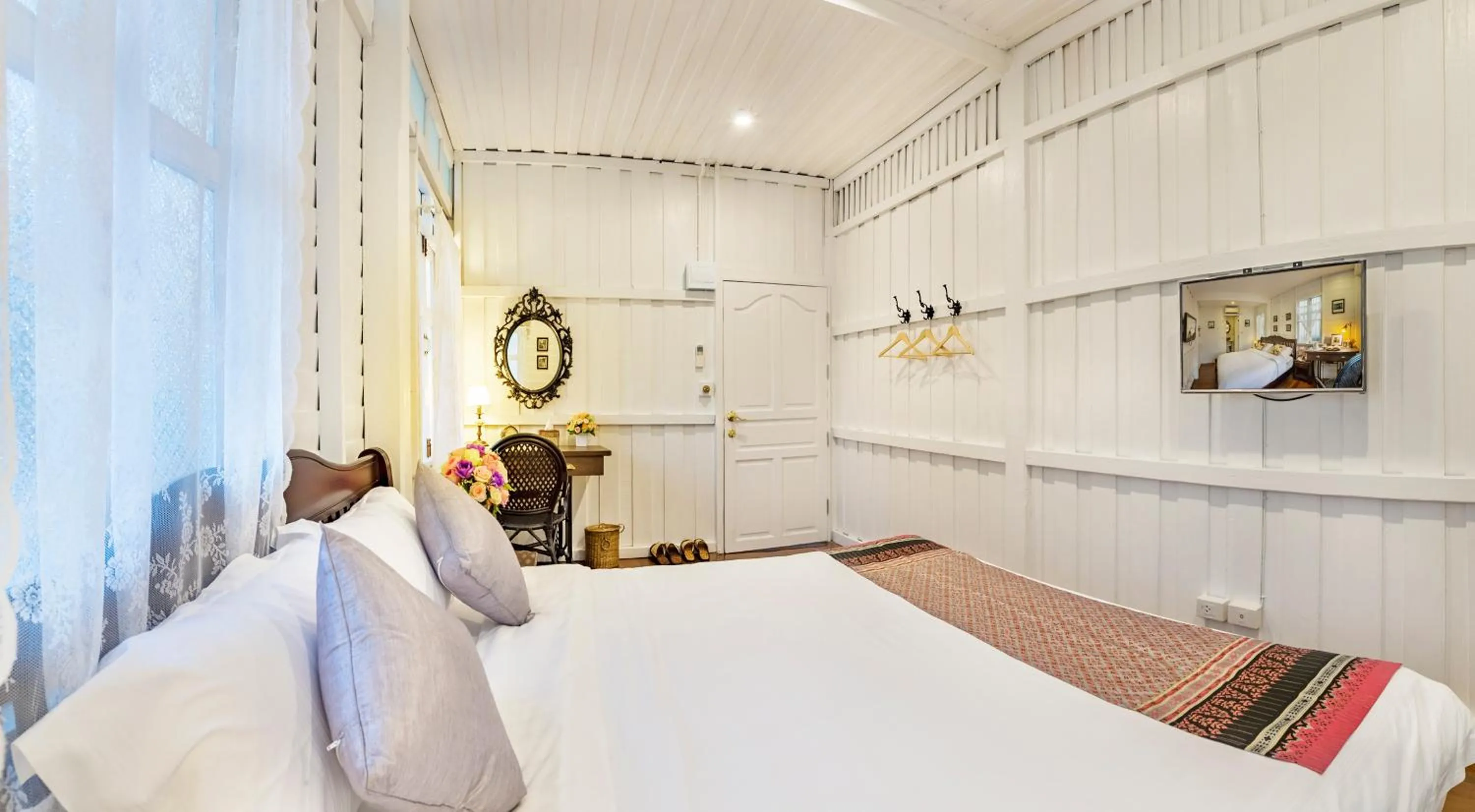 Photo of the whole room, Bed in Baankachitpan Bangkok Hotel