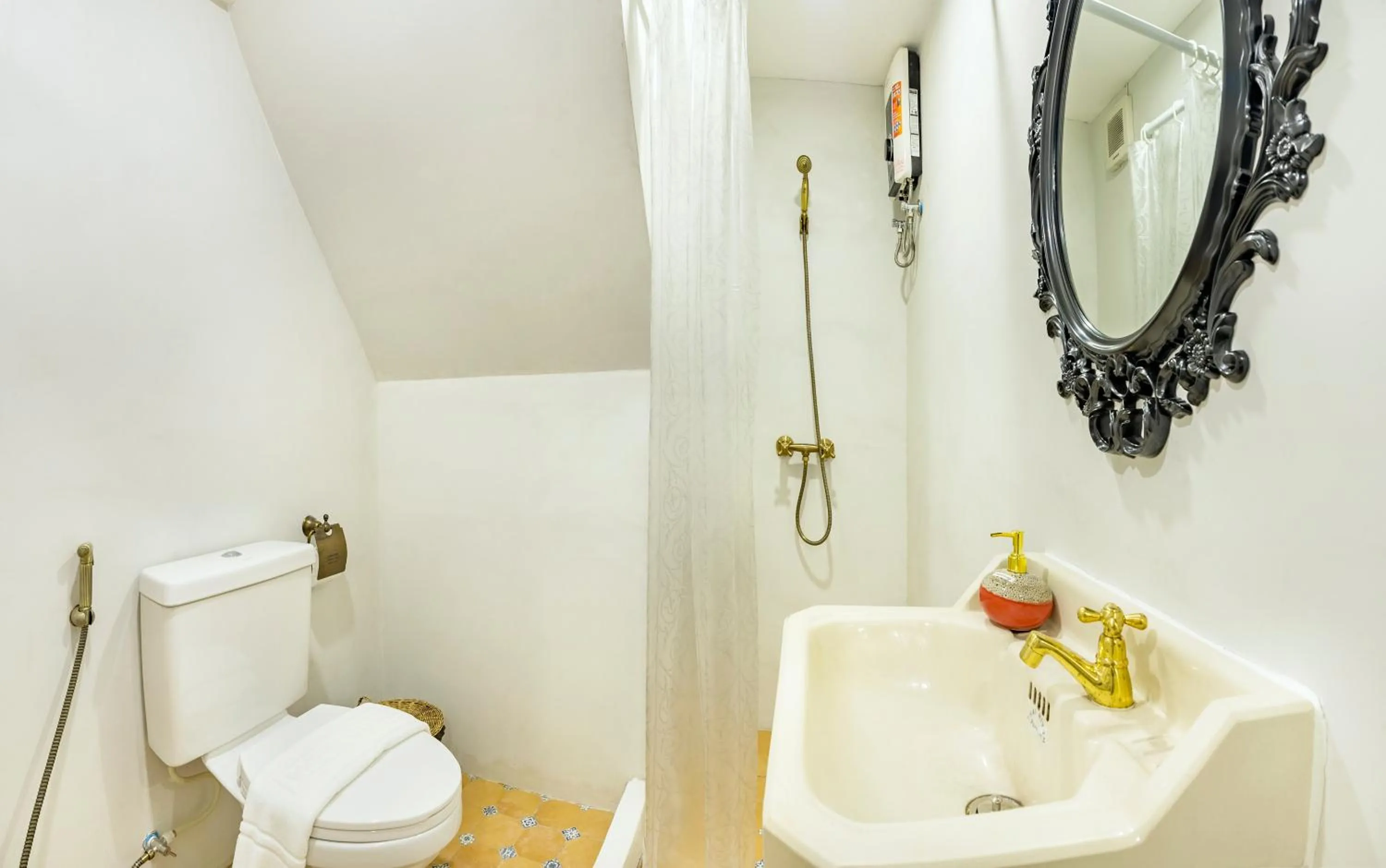 Photo of the whole room in Baankachitpan Bangkok Hotel