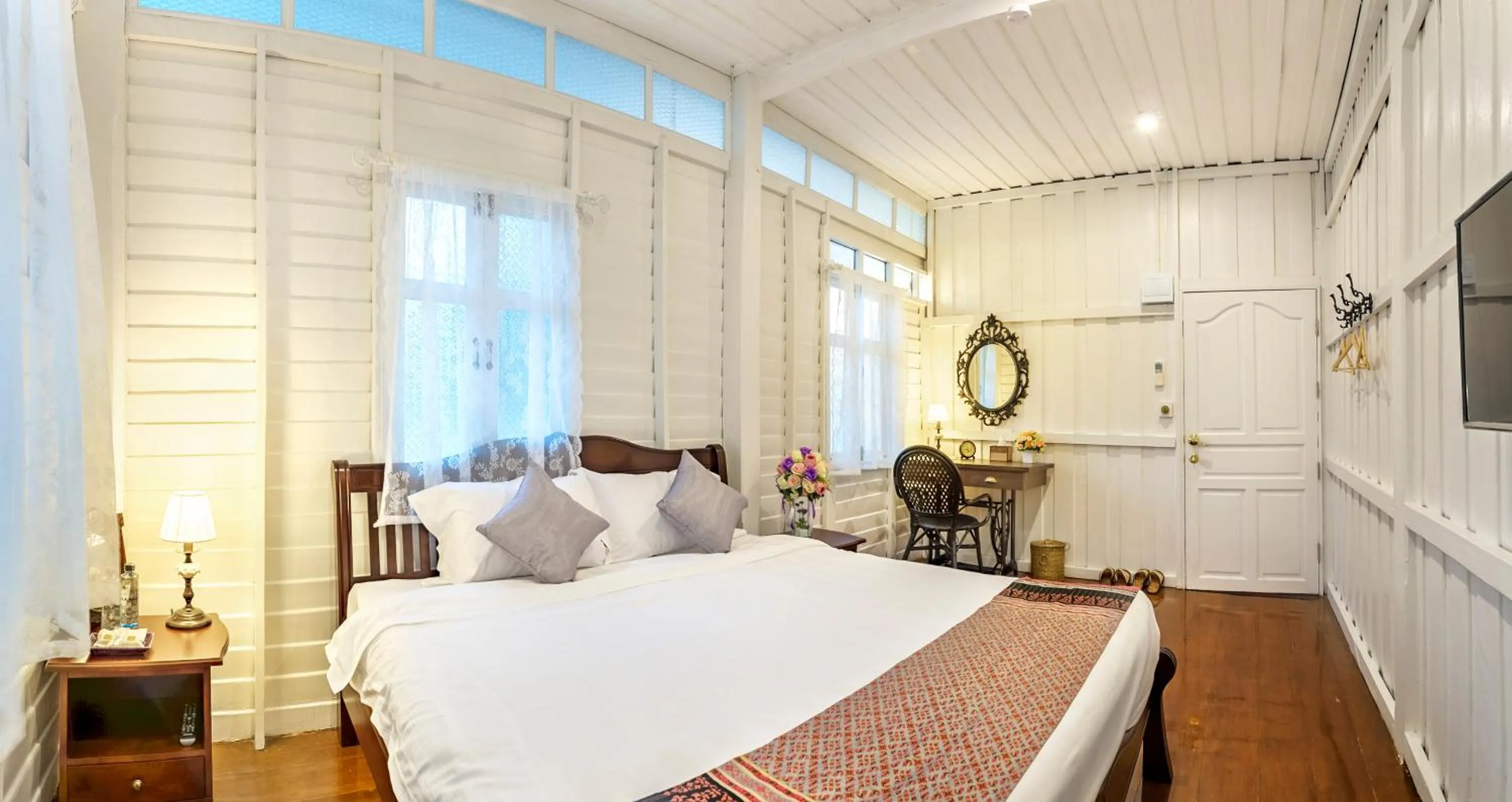 Photo of the whole room, Bed in Baankachitpan Bangkok Hotel