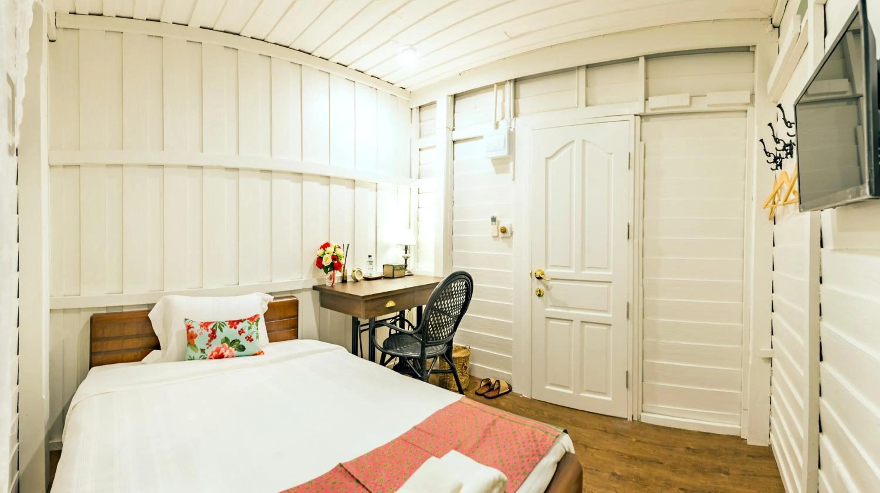 Photo of the whole room, Bed in Baankachitpan Bangkok Hotel