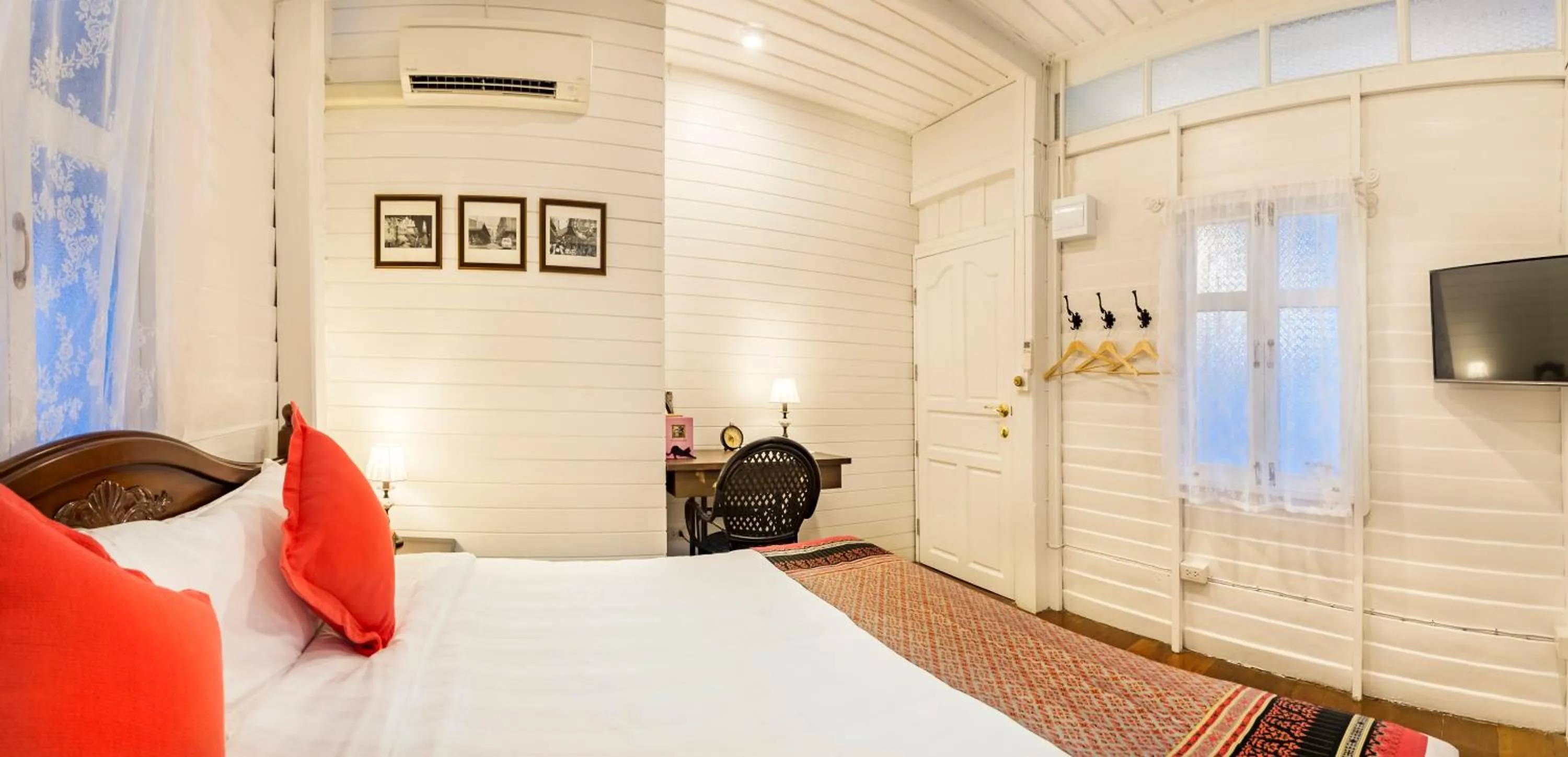 Photo of the whole room, Bed in Baankachitpan Bangkok Hotel