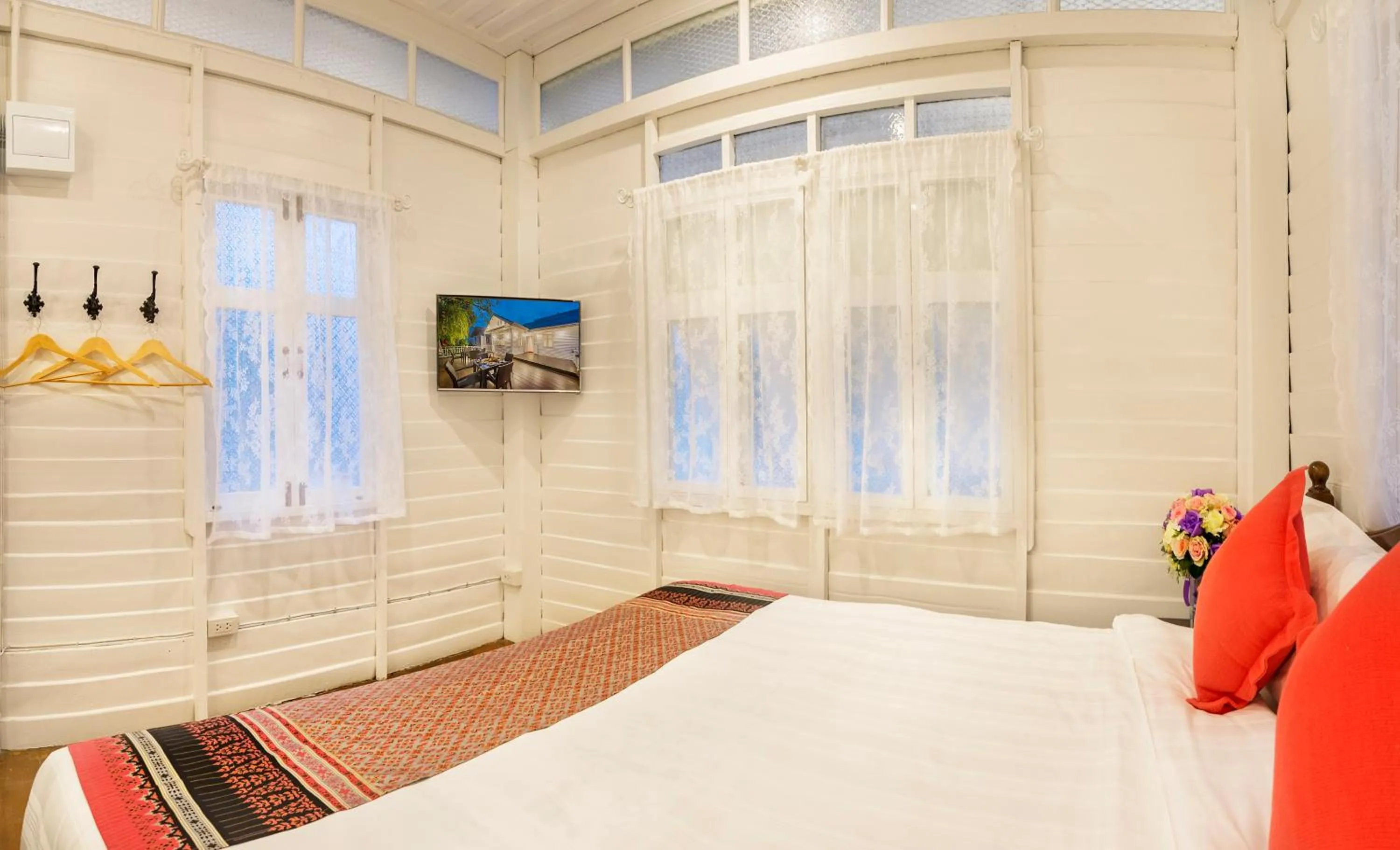 Photo of the whole room, Bed in Baankachitpan Bangkok Hotel