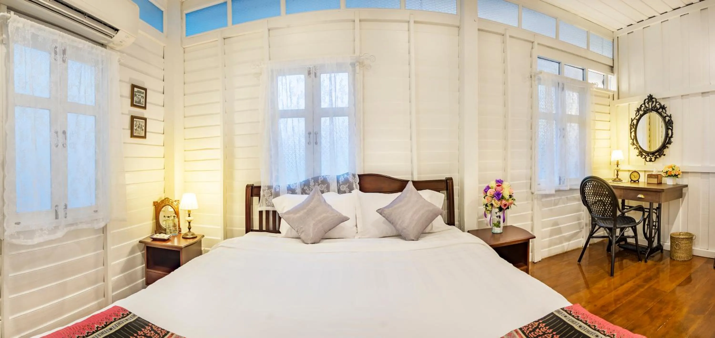 Photo of the whole room, Bed in Baankachitpan Bangkok Hotel