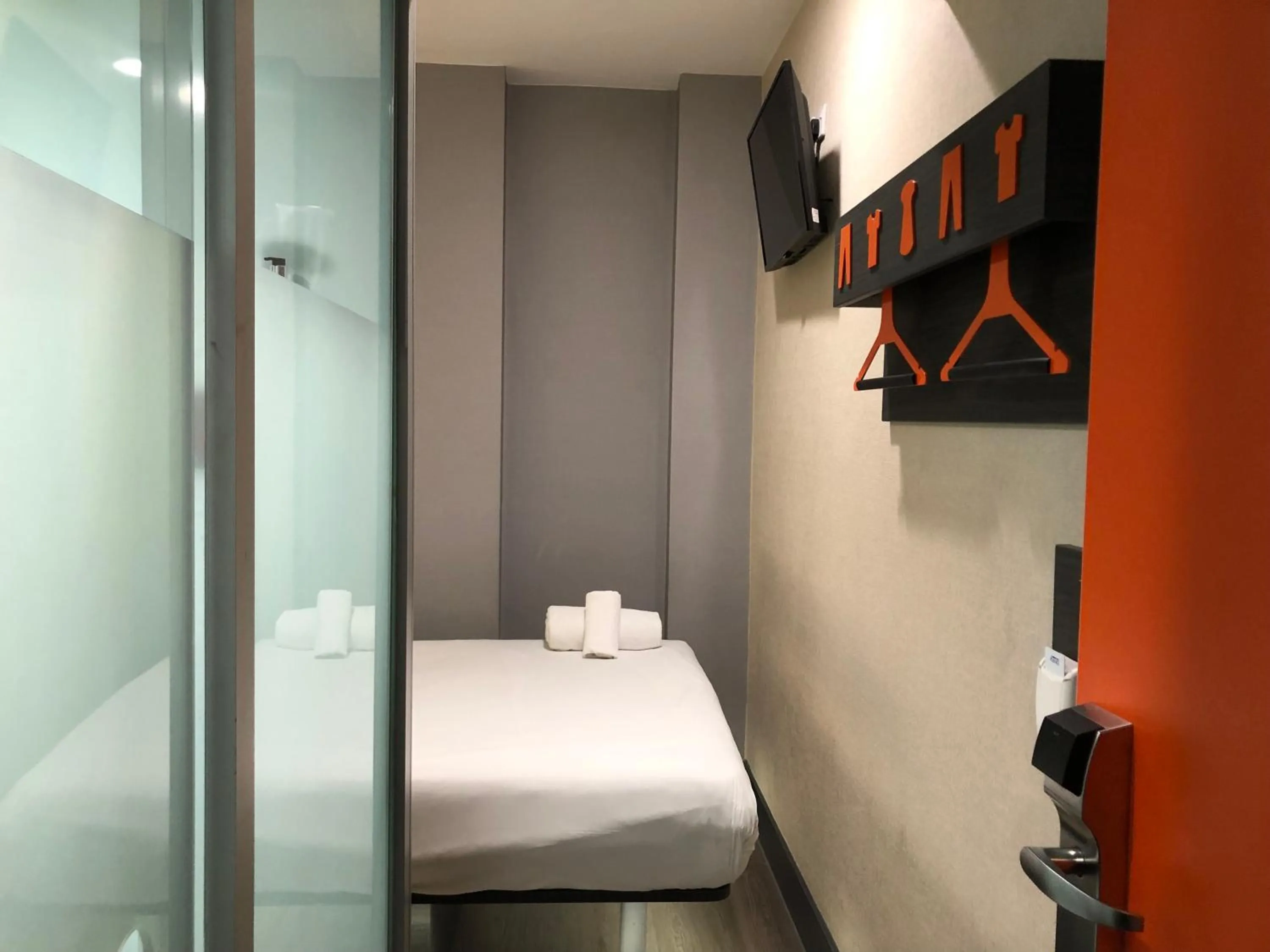 Bedroom, Bed in easyHotel Birmingham