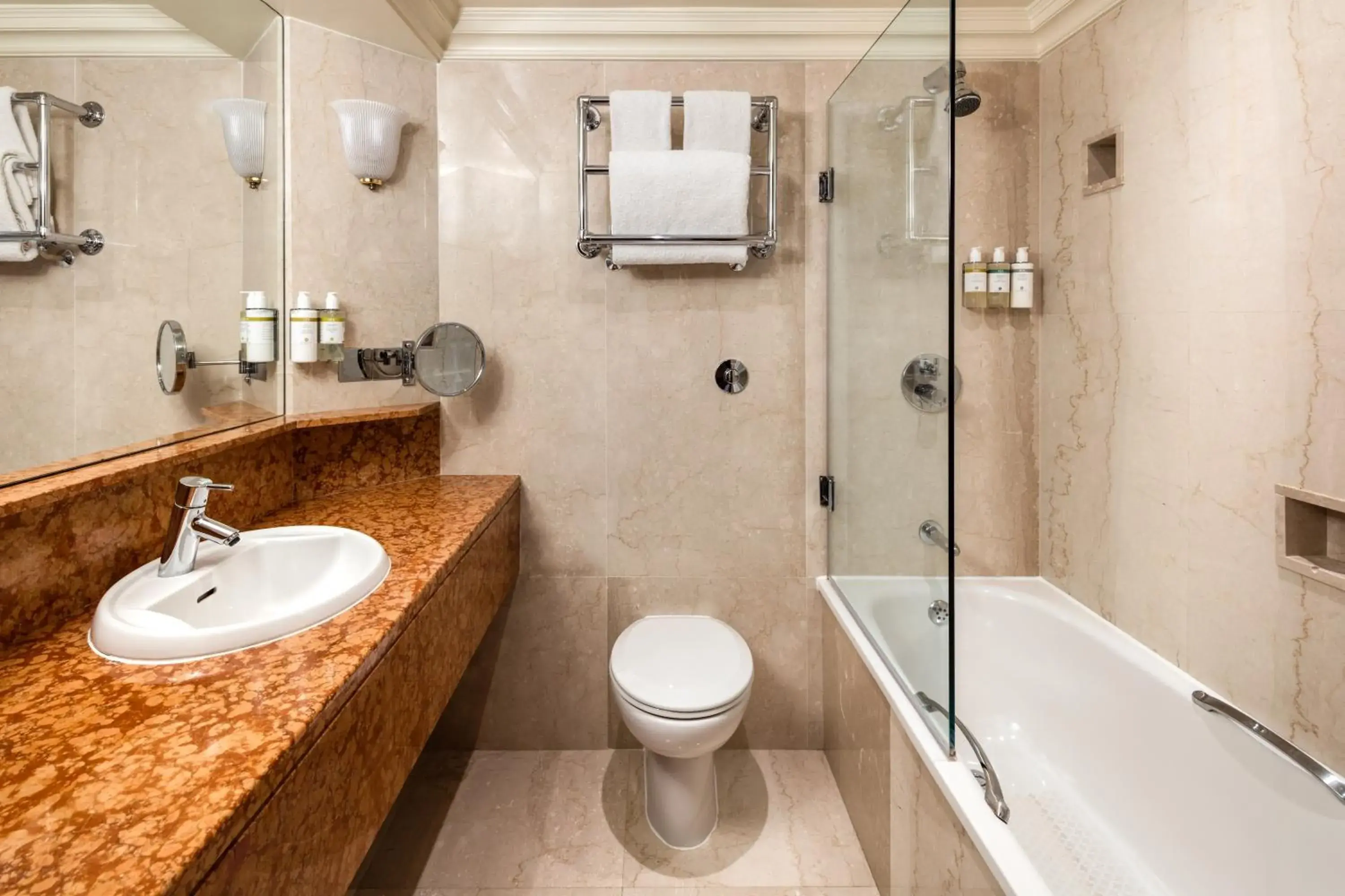Bathroom in Radisson Blu Hotel, London Heathrow Bathroom in Radisson Blu Hotel, London Heathrow