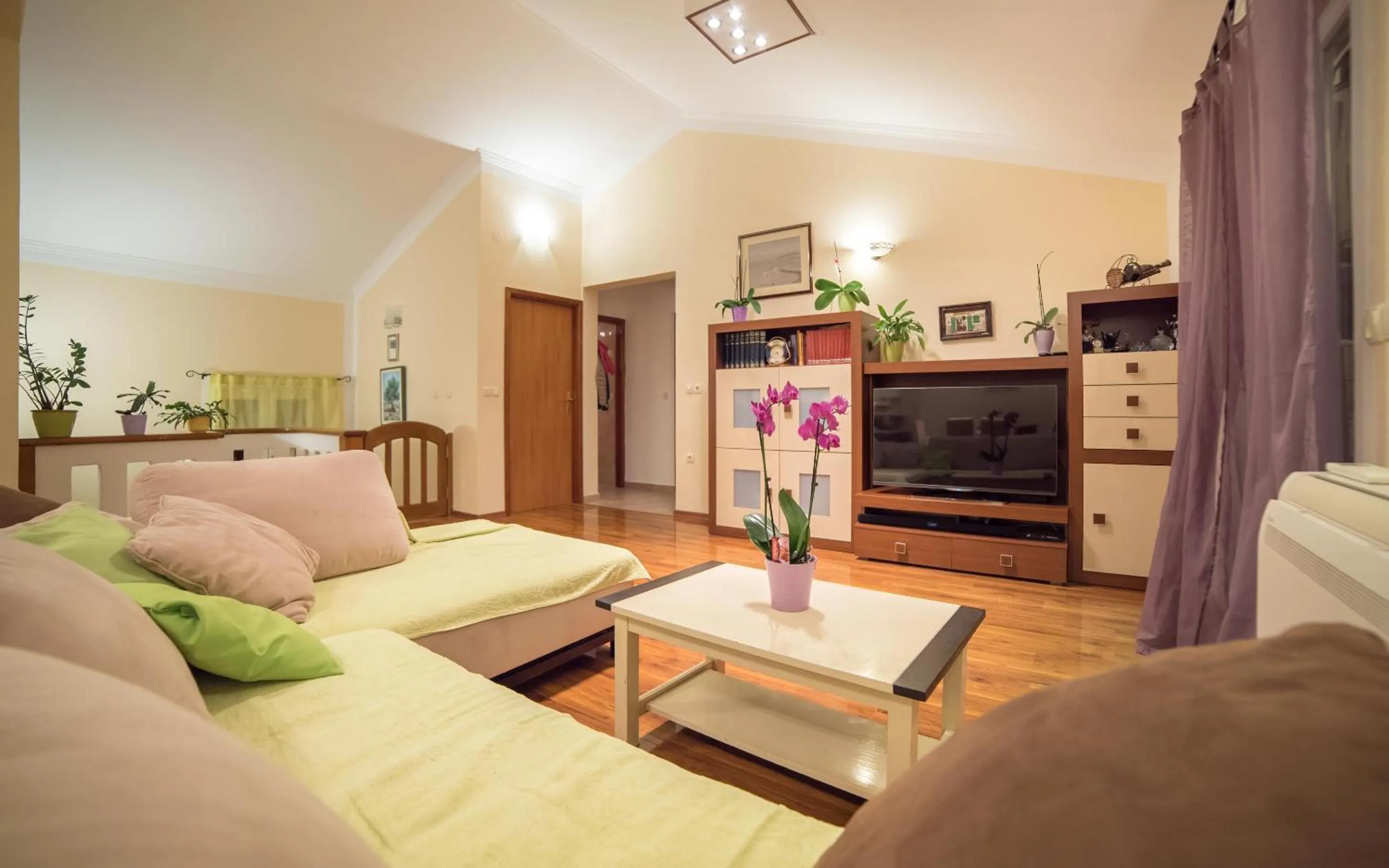 Communal lounge/ TV room in Captain's Apartment