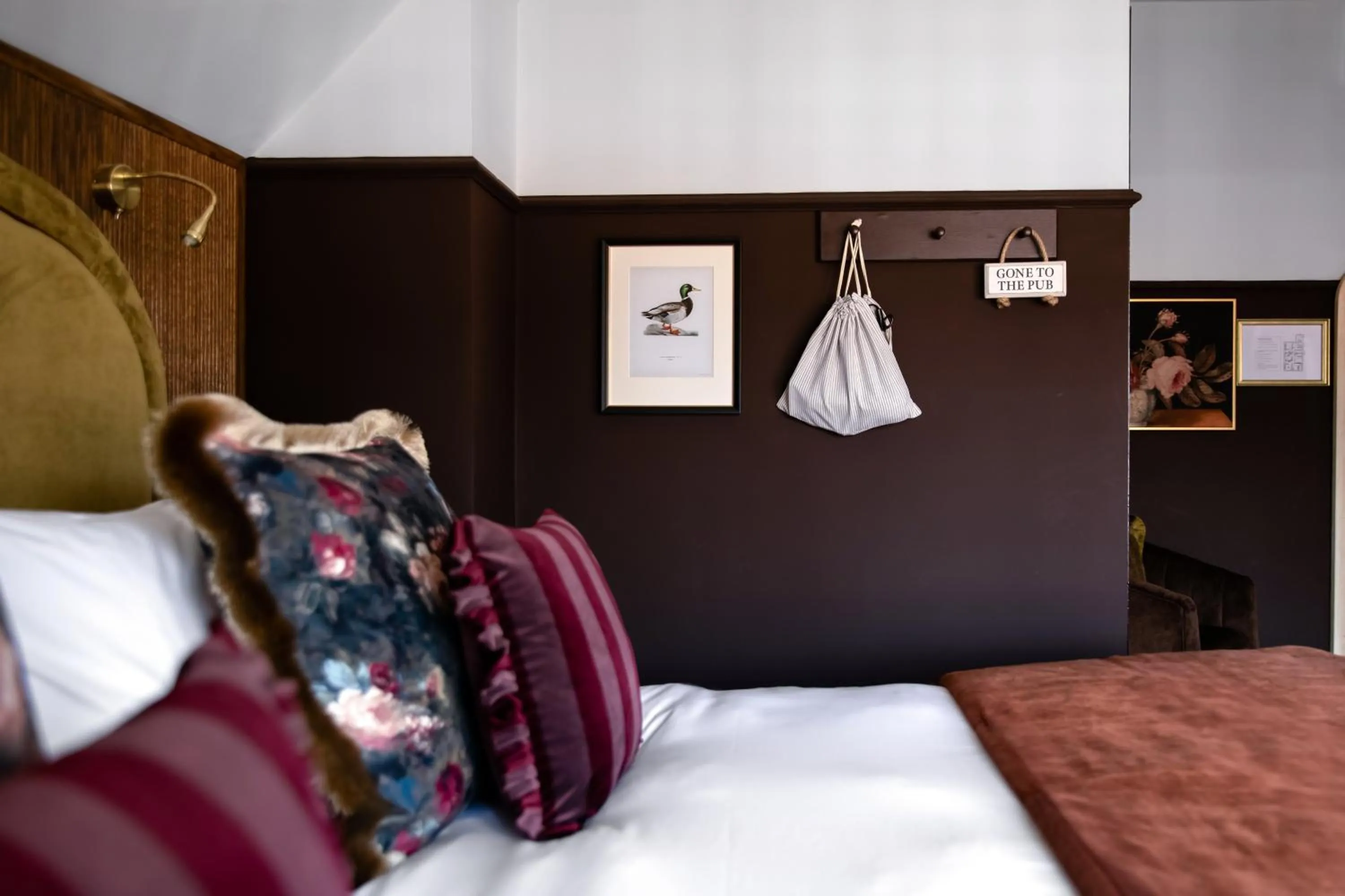 Bedroom, Bed in Red Lion Hotel