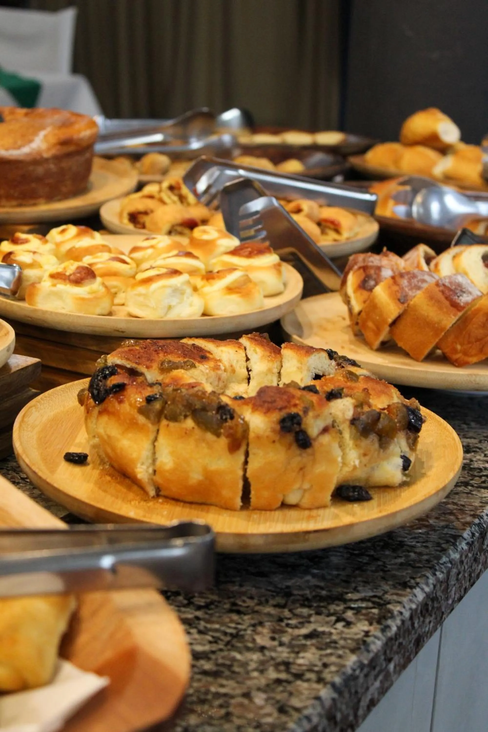 Breakfast in MOVA Hotel D'oeste - Localizado em frente a Praça Principal da Cidade, na área Central - Pé na Praça