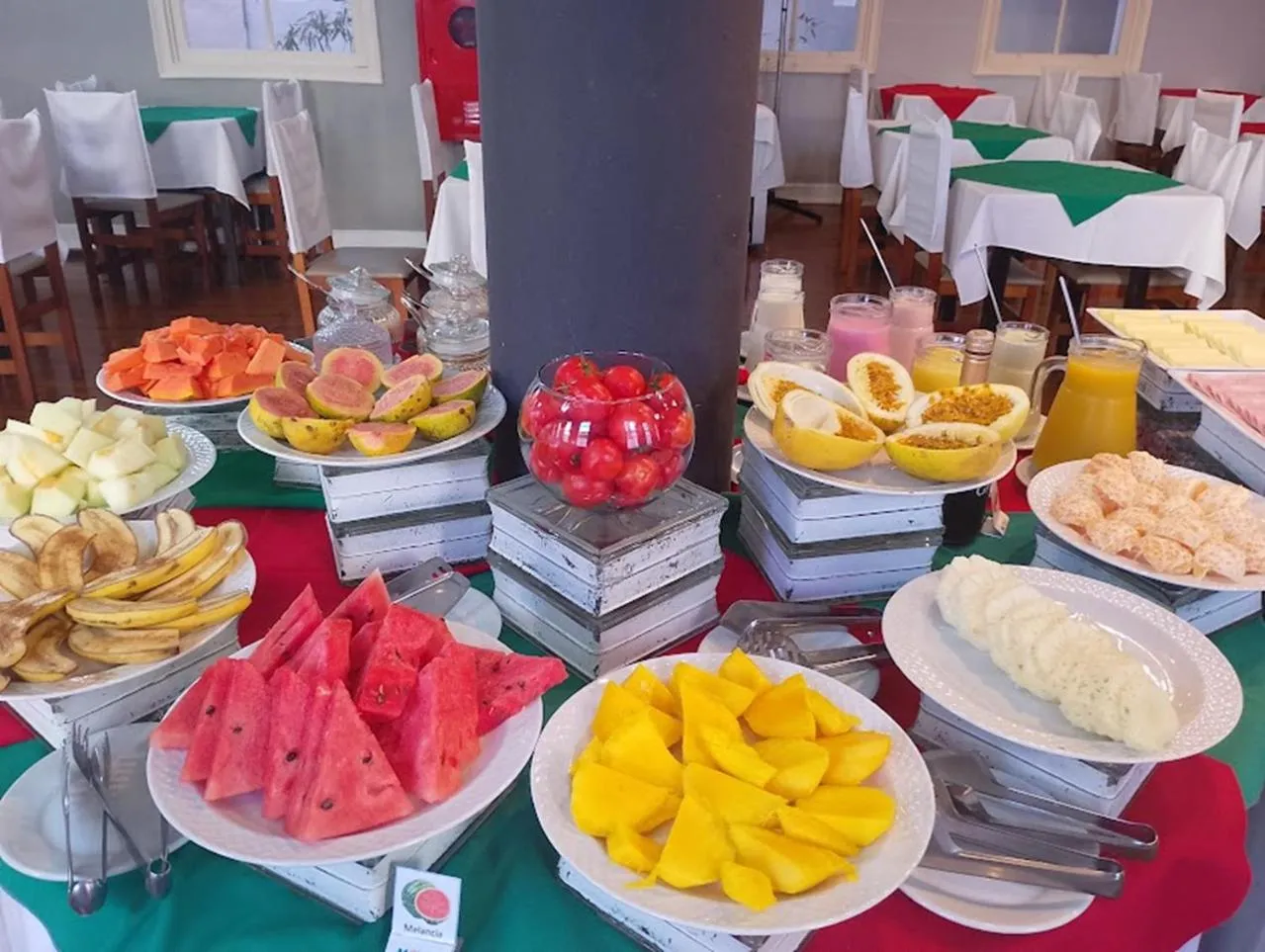 Breakfast in MOVA Hotel D'oeste - Localizado em frente a Praça Principal da Cidade, na área Central - Pé na Praça