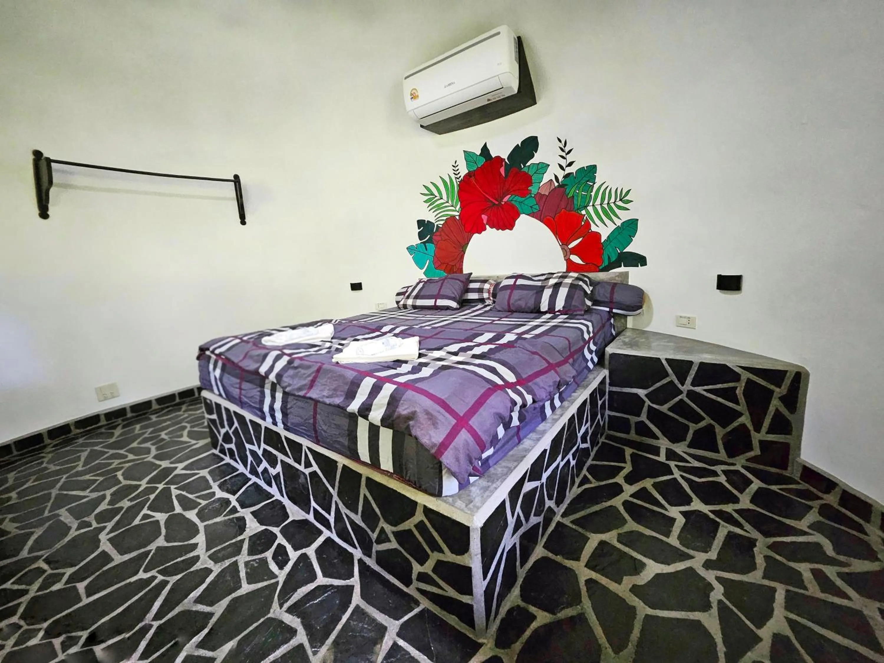 Photo of the whole room, Bed in Flower Power Farm Village