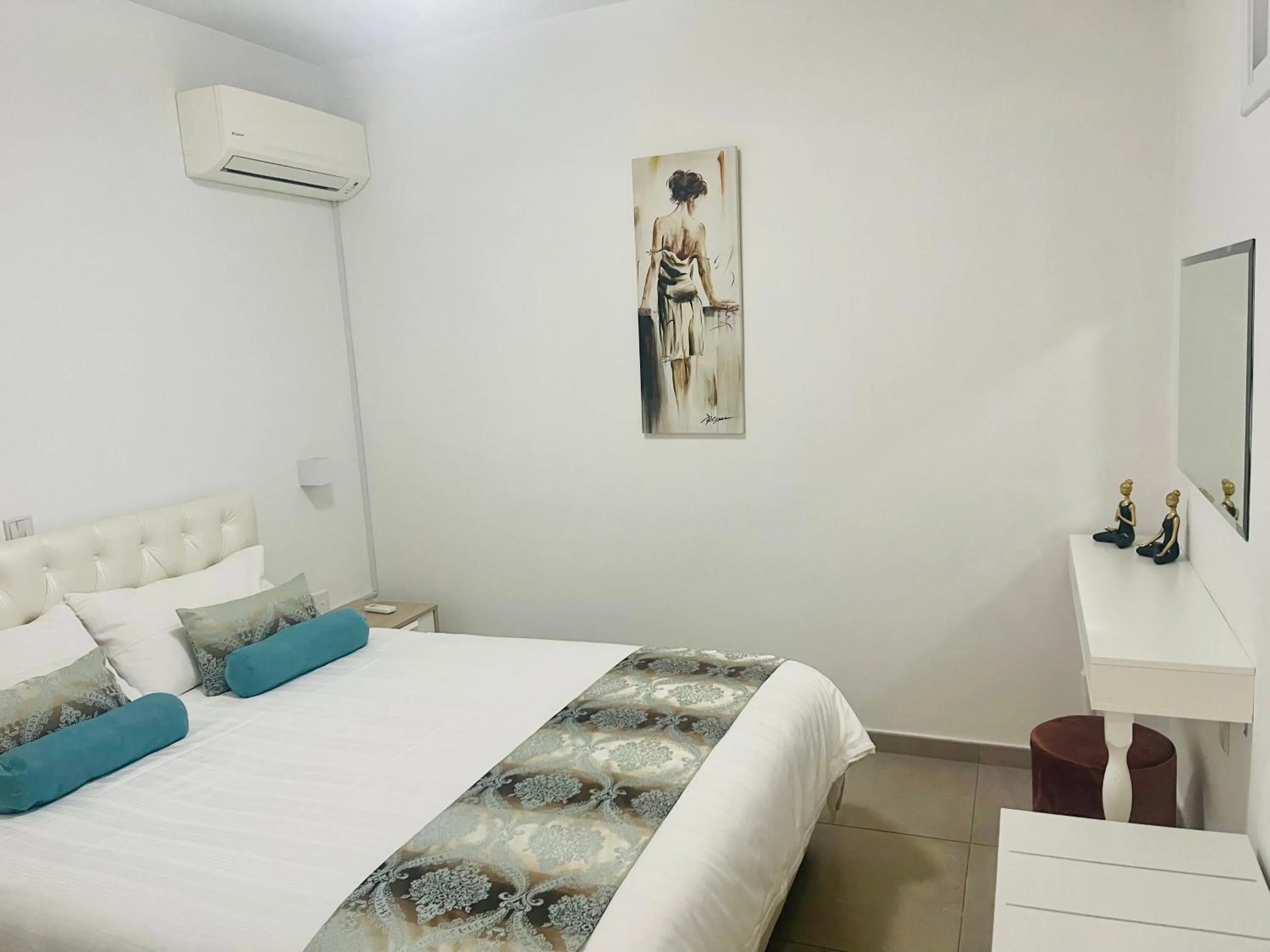 Bedroom, Bed in Riverside Suite