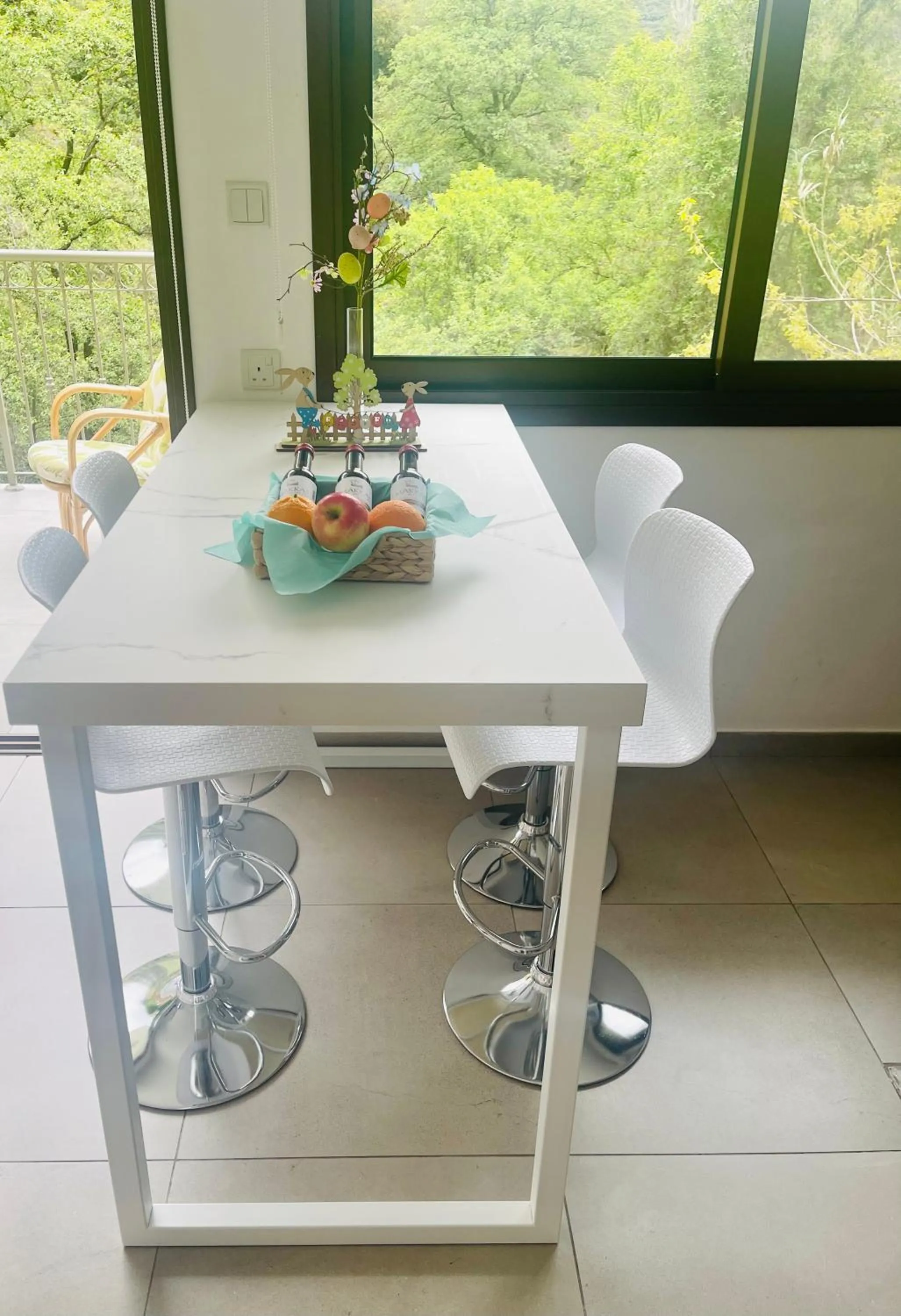 Dining area in Riverside Suite