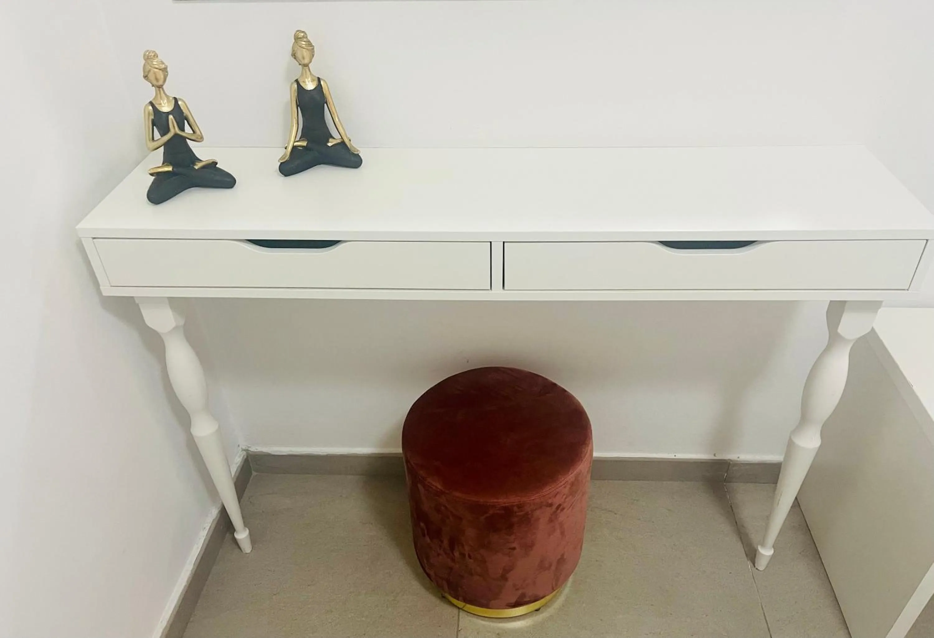 wardrobe in Riverside Suite
