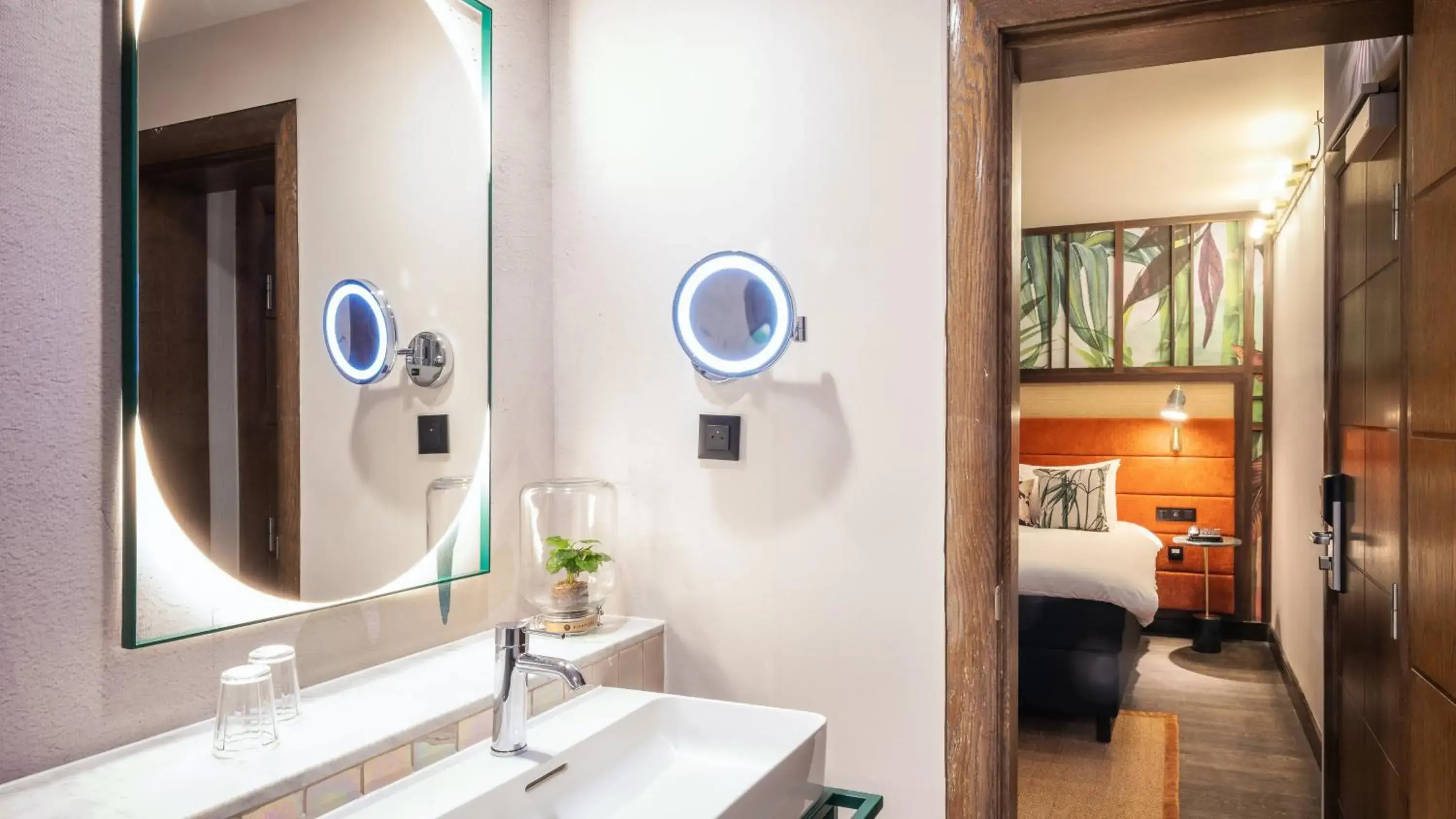 Bathroom, Bed in Hotel Indigo Brussels - City by IHG Bathroom, Bed in Hotel Indigo Brussels - City by IHG