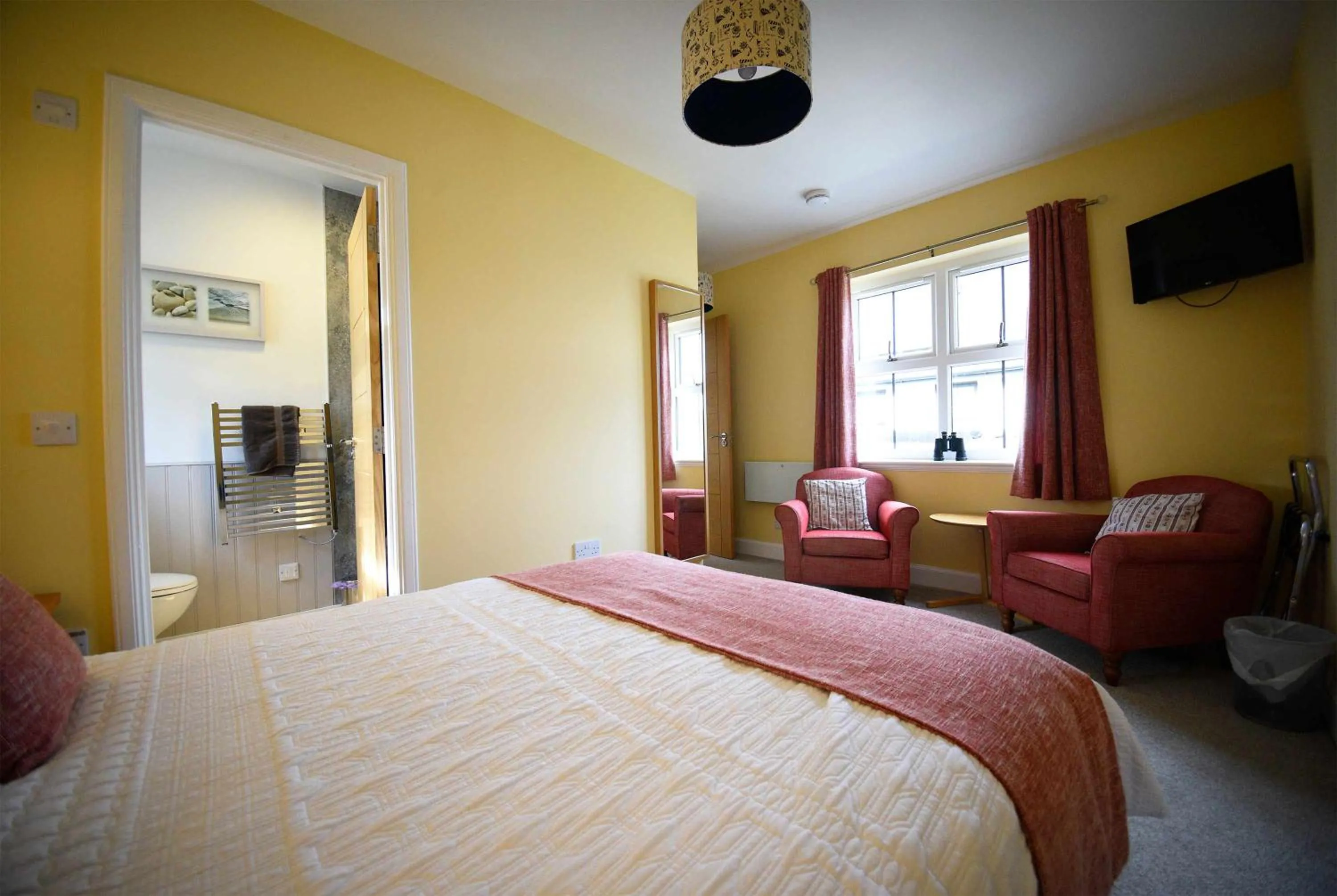 Photo of the whole room, Bed in Heatherfield House B&B