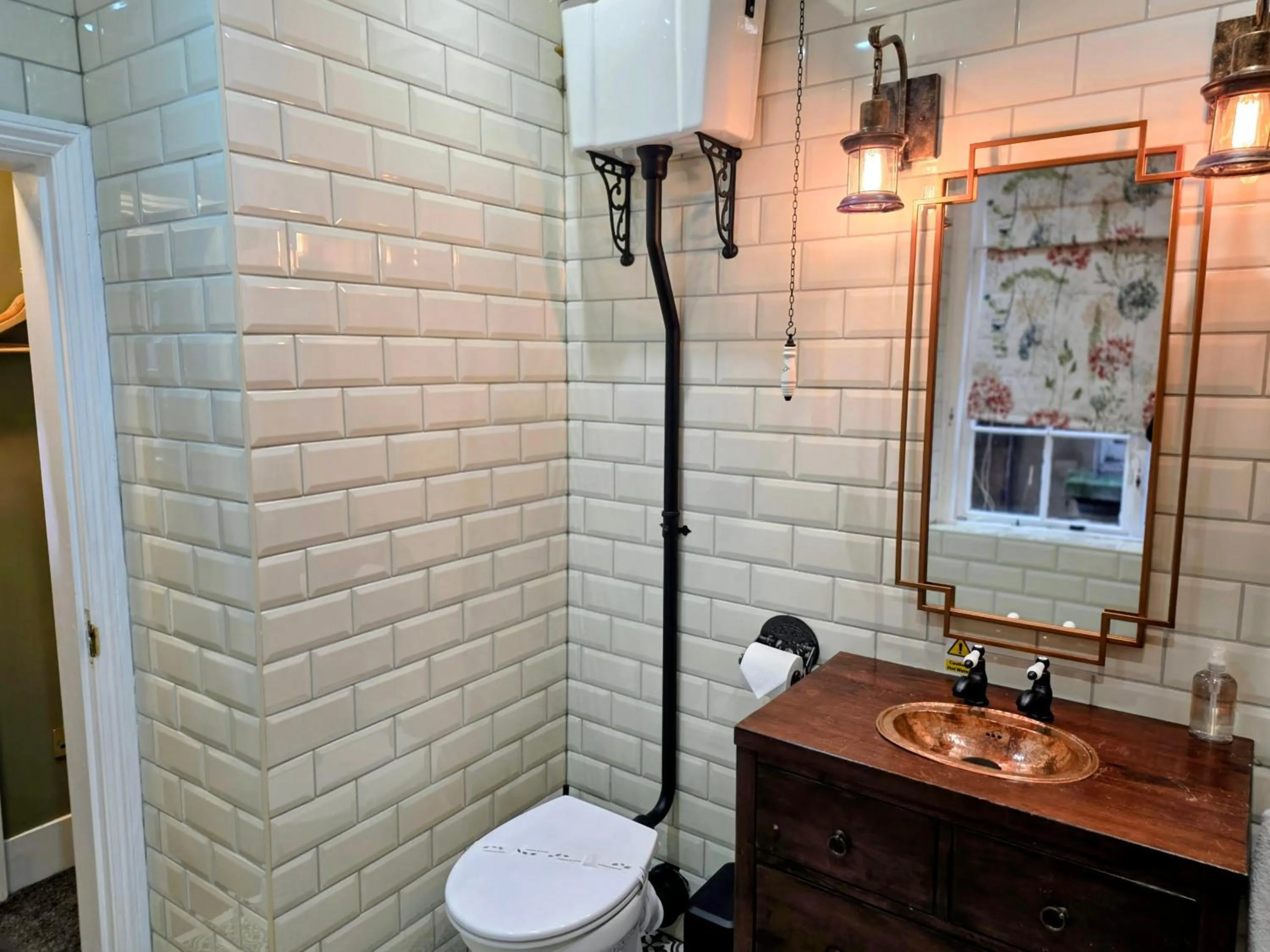 The New Inn by Roomsbooked