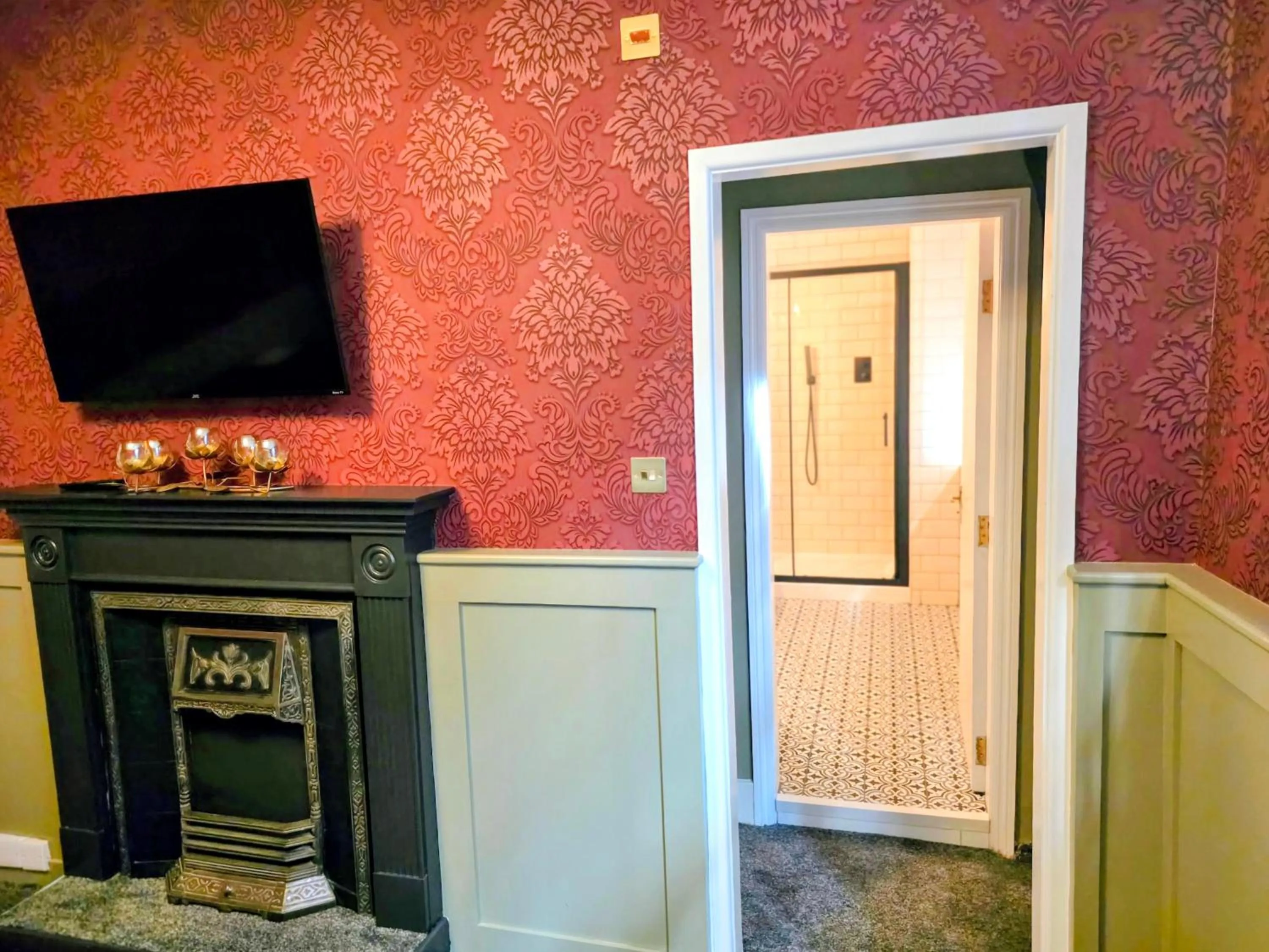 The New Inn by Roomsbooked