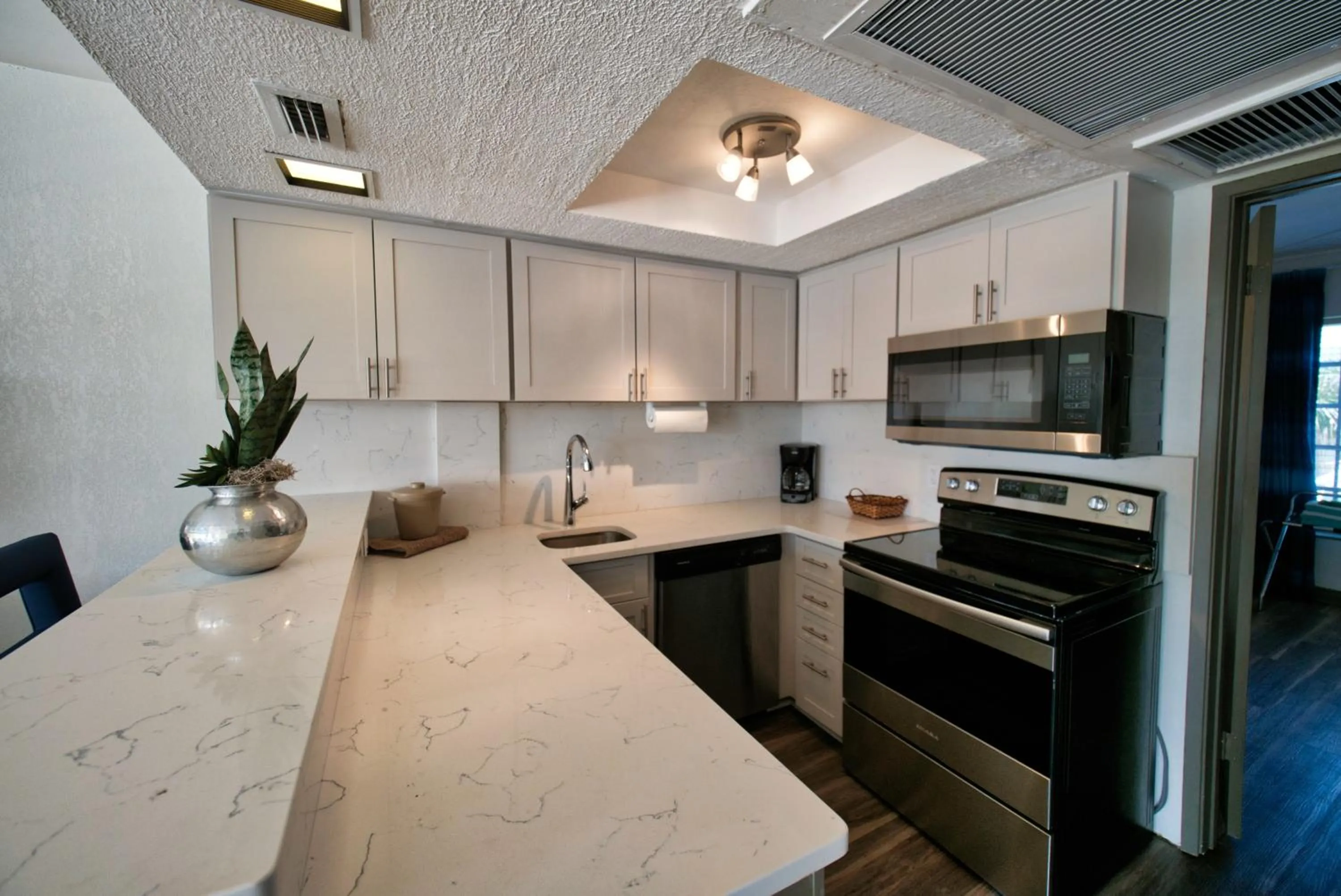 Kitchen or kitchenette in The Dover House Resort