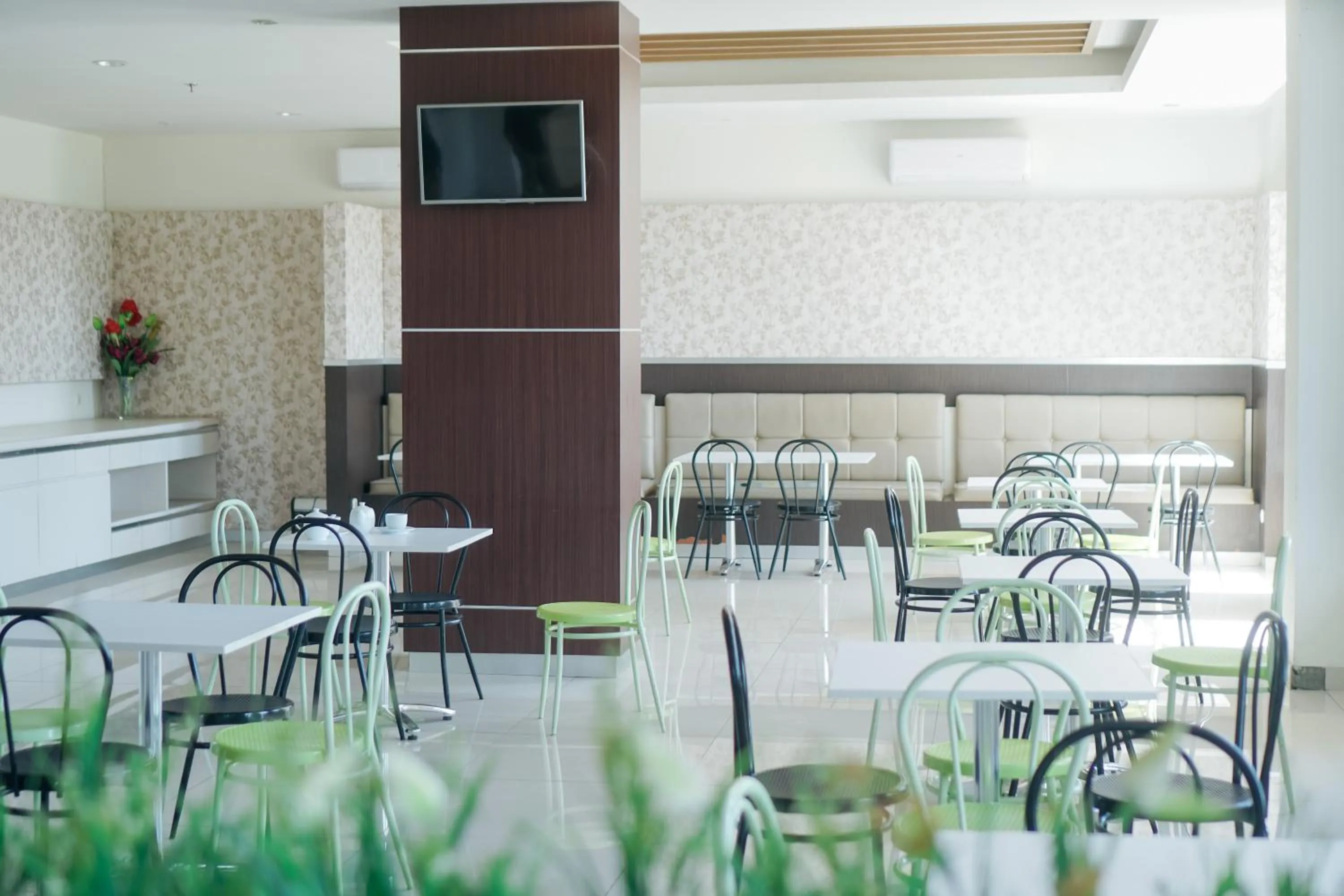 Restaurant/places to eat in Liberta Hotel Grand Sayang Makassar