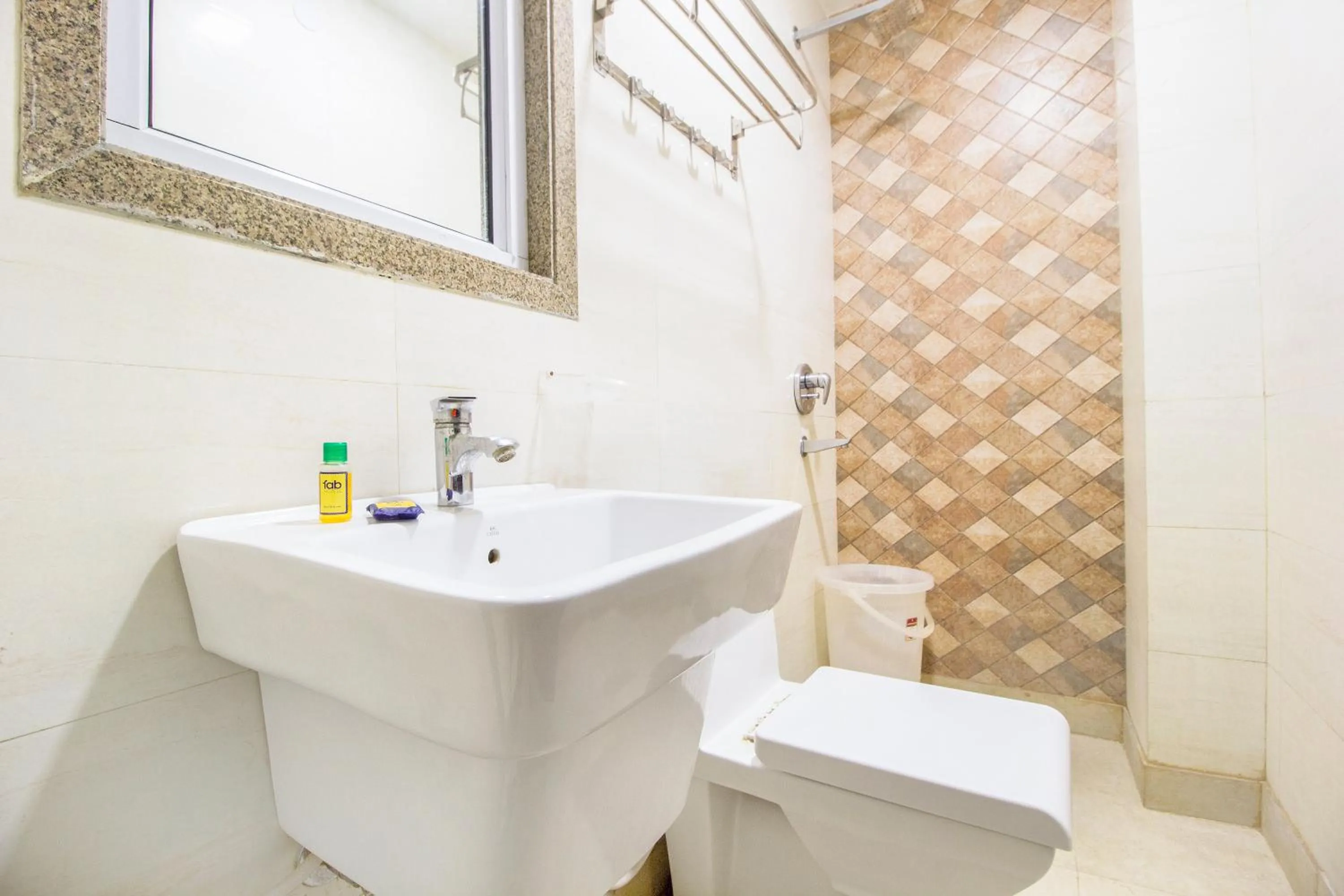 Toilet in FabExpress Le Continental - Nr New Delhi Railway Station