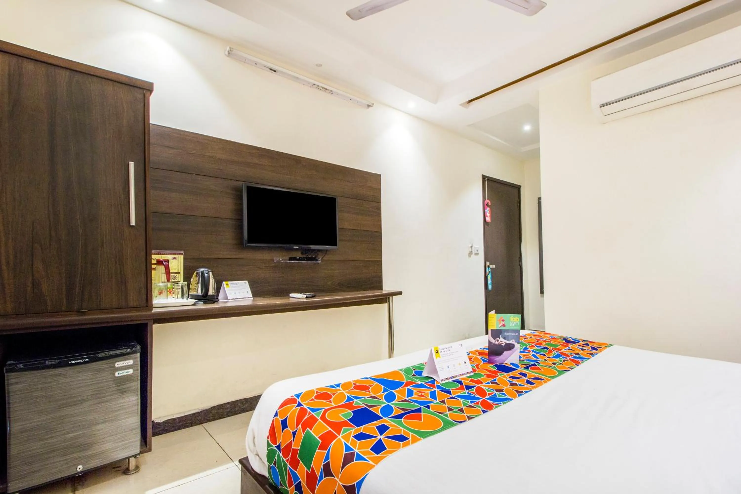Bed in FabExpress Le Continental - Nr New Delhi Railway Station
