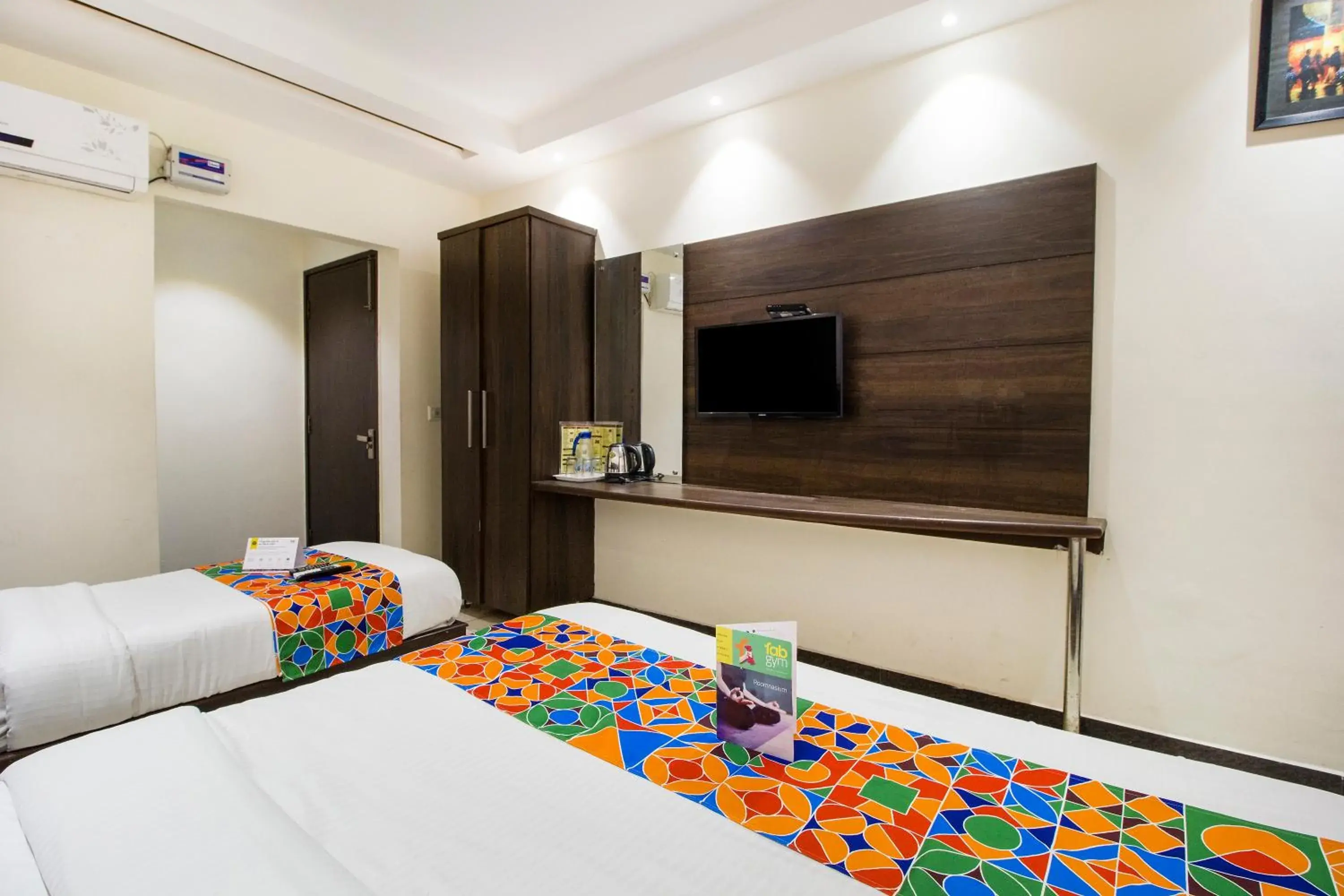 TV and multimedia, Bed in FabExpress Le Continental - Nr New Delhi Railway Station TV and multimedia, Bed in FabExpress Le Continental - Nr New Delhi Railway Station