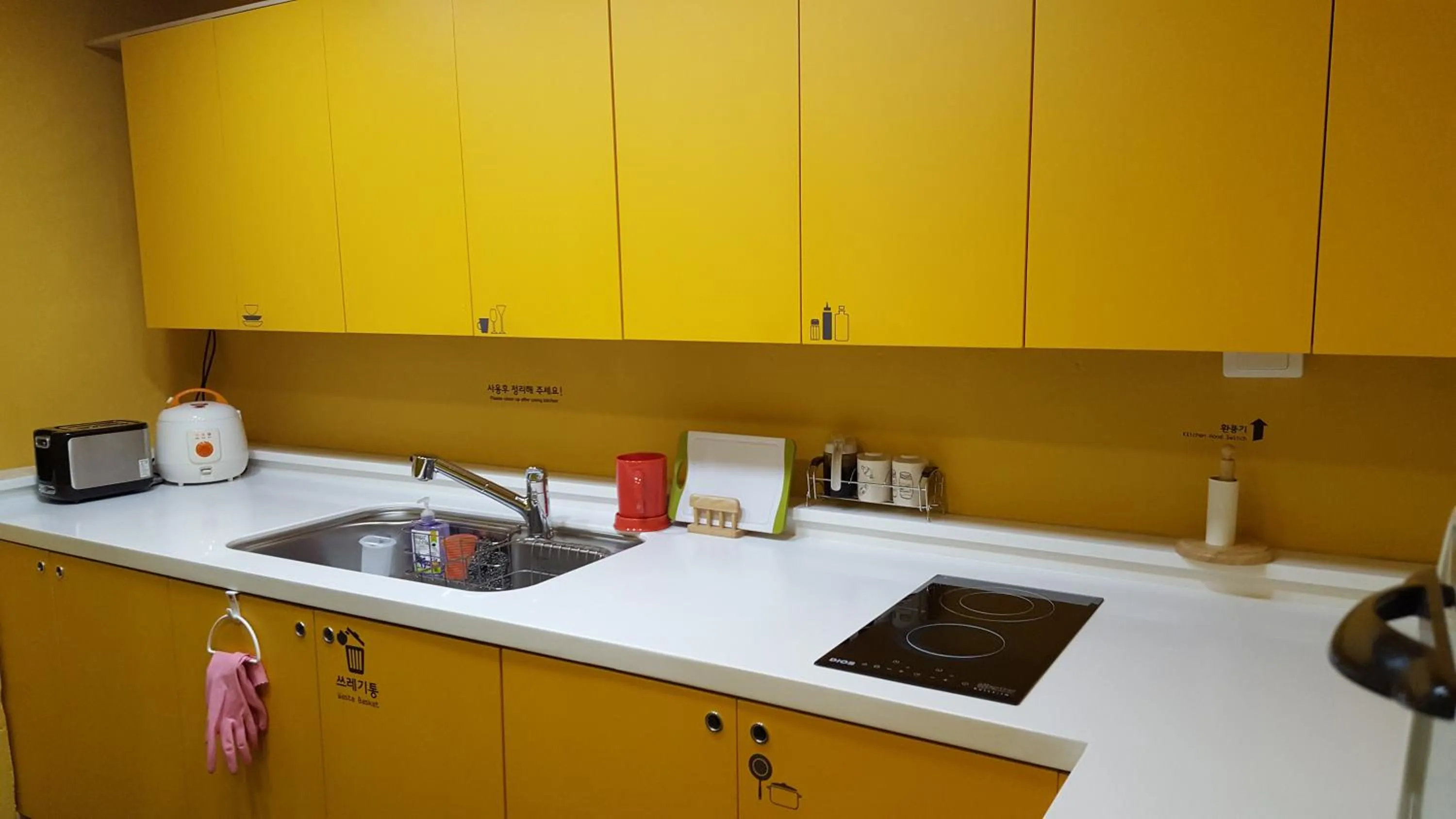 Communal kitchen in Seri Inn Guesthouse