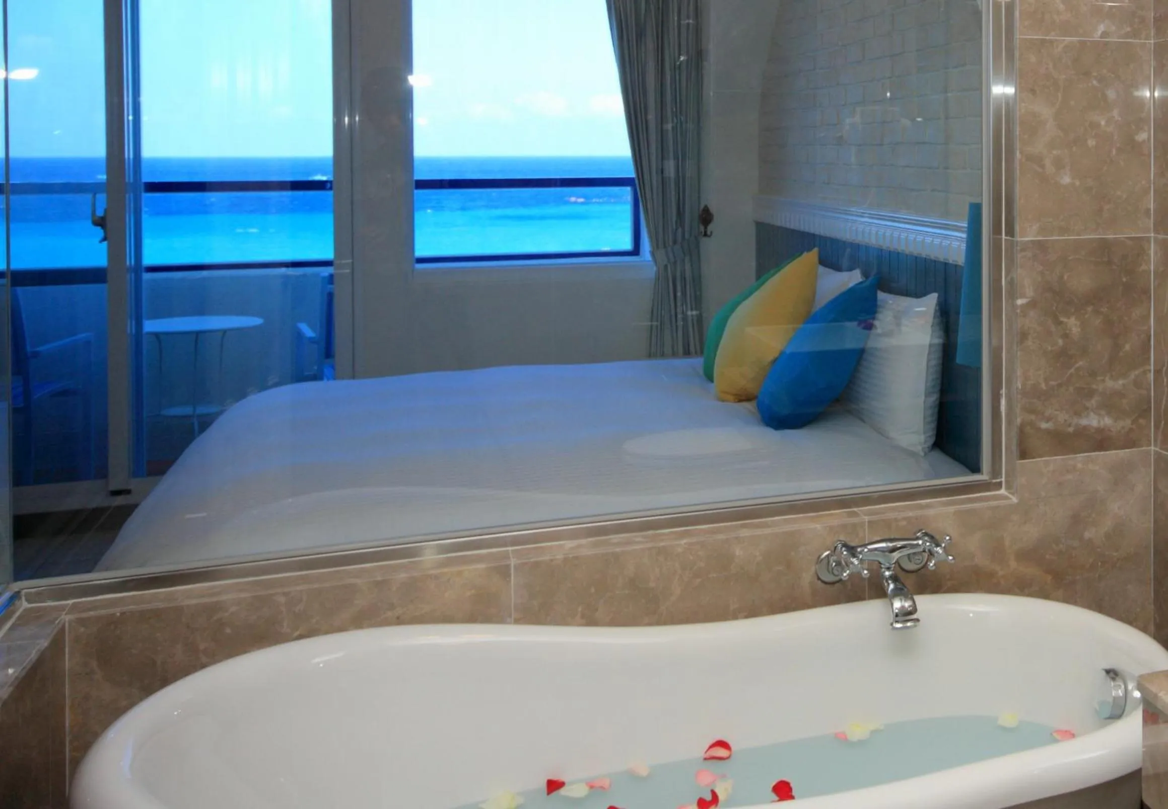 Bathroom, Bed in Hotel Bayview