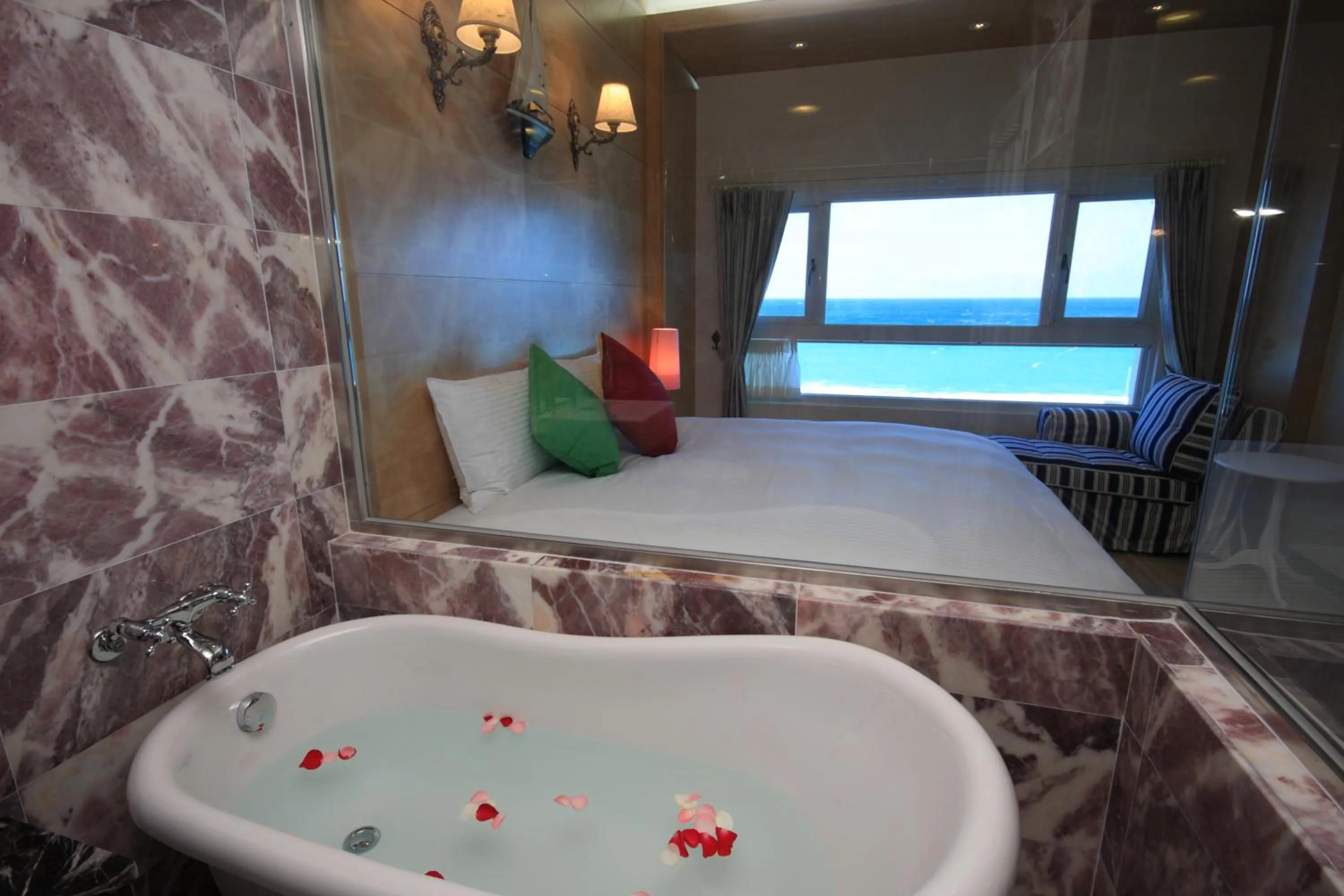 Bathroom, Bed in Hotel Bayview