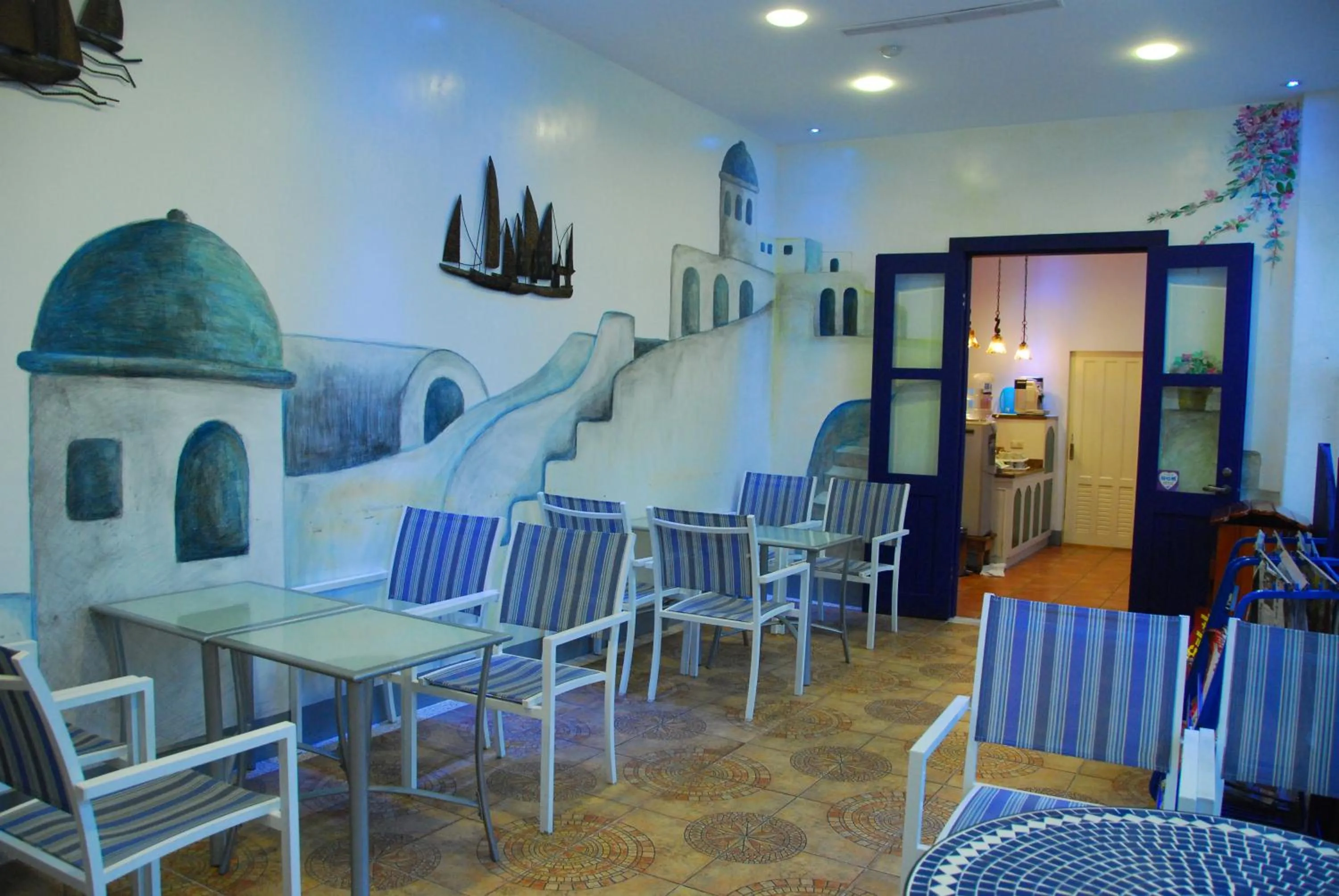 Communal lounge/ TV room in Hotel Bayview